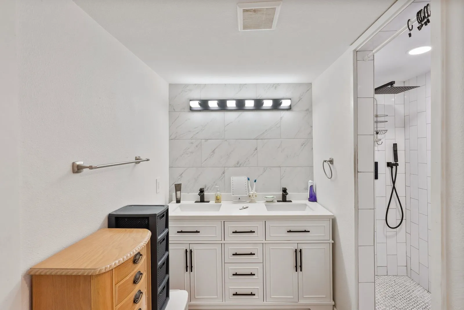 White double vanity with undermount sinks and matte black fixtures