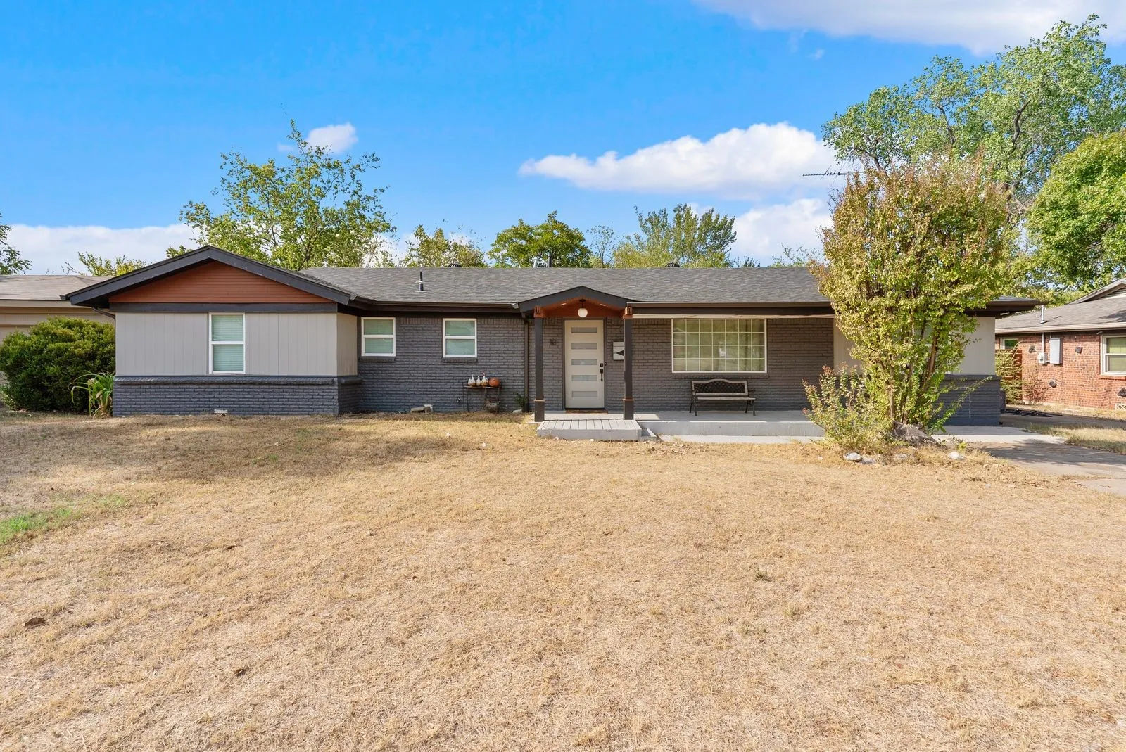 Single Family Residence For Sale in Tarrant County , 10 Beverly Court, Bedford, Texas 76022, 4 Bedroom, 3 Bathroom, Garage spaces, 2,658 Sqft, built in 1958, mls#21393989, Real Estate Agent in Bedford, Homes For Sale in Tarrant county, Homes For Sale in Bedford, Realtor in Bedford Texas, Real Estate Brokerage Independent Realty Texas, Luminita Cordes Realtor