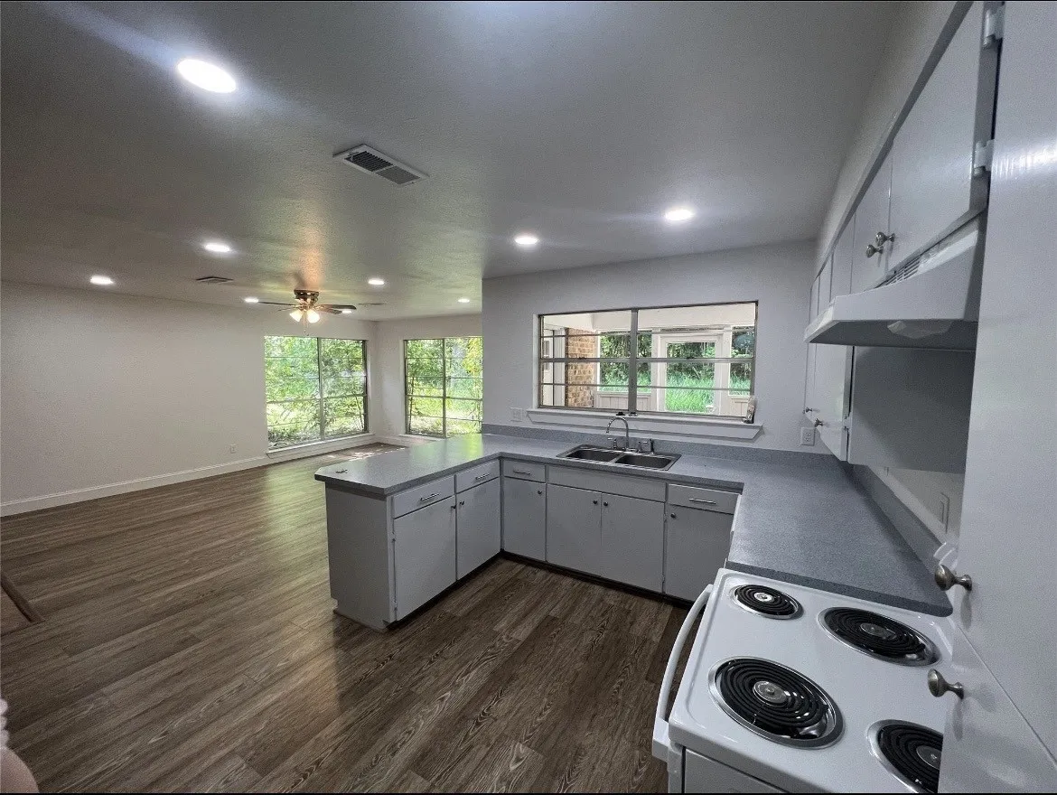 Single Family Residence For Rent in Grayson County , 7012 State Highway 56, Sherman, Texas 75090, 3 Bedroom, 2 Bathroom, 2 Garage spaces, 1,753 Sqft, built in 1960, mls#21393984, Real Estate Agent in Sherman, Homes For Rent in Grayson county, Homes For Rent in Sherman, Realtor in Sherman Texas, Real Estate Brokerage Independent Realty Texas, Luminita Cordes Realtor
