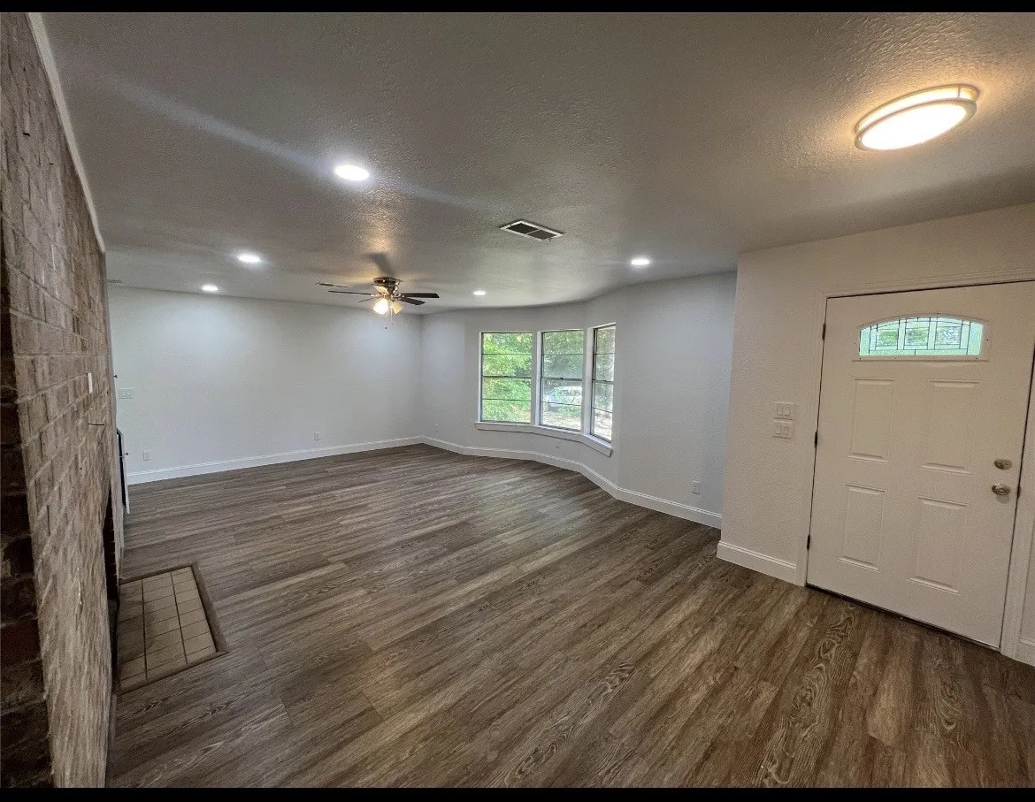 Single Family Residence For Rent in Grayson County , 7012 State Highway 56, Sherman, Texas 75090, 3 Bedroom, 2 Bathroom, 2 Garage spaces, 1,753 Sqft, built in 1960, mls#21393984, Real Estate Agent in Sherman, Homes For Rent in Grayson county, Homes For Rent in Sherman, Realtor in Sherman Texas, Real Estate Brokerage Independent Realty Texas, Luminita Cordes Realtor