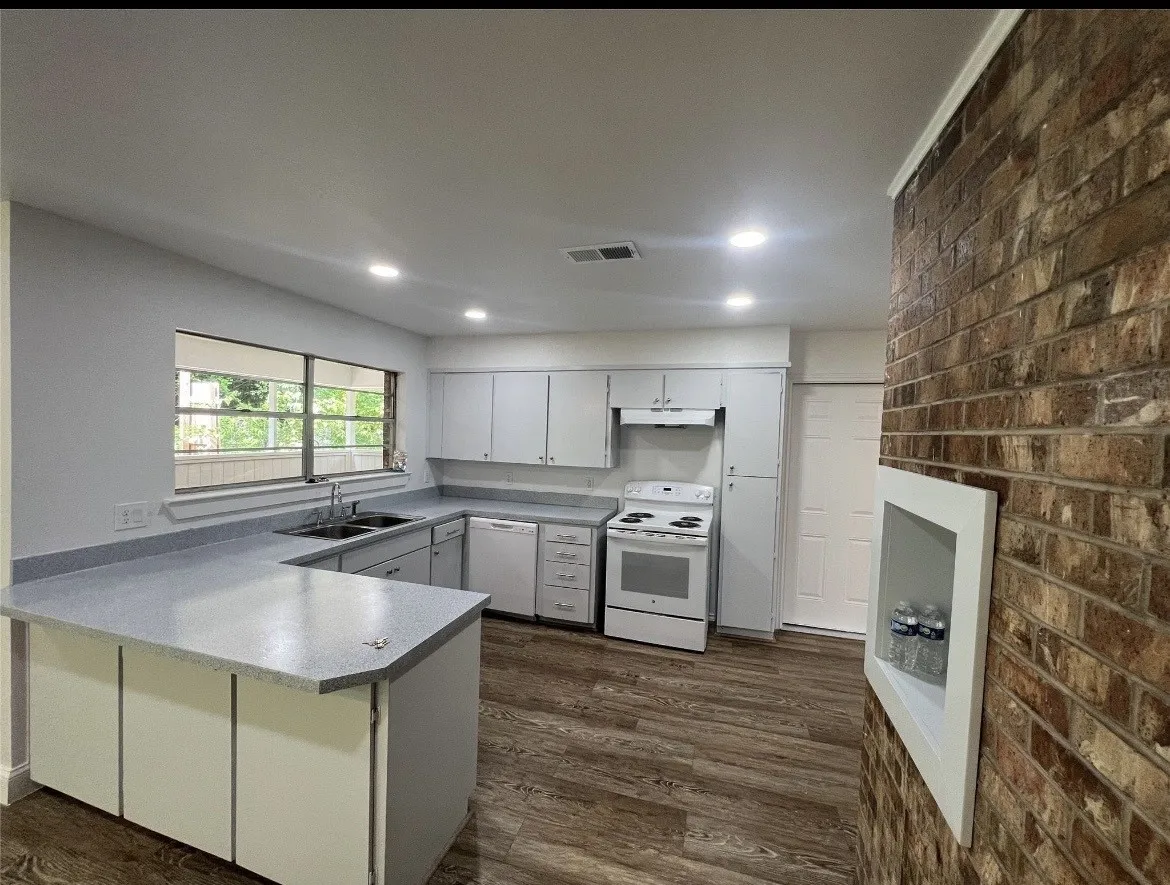Single Family Residence For Rent in Grayson County , 7012 State Highway 56, Sherman, Texas 75090, 3 Bedroom, 2 Bathroom, 2 Garage spaces, 1,753 Sqft, built in 1960, mls#21393984, Real Estate Agent in Sherman, Homes For Rent in Grayson county, Homes For Rent in Sherman, Realtor in Sherman Texas, Real Estate Brokerage Independent Realty Texas, Luminita Cordes Realtor