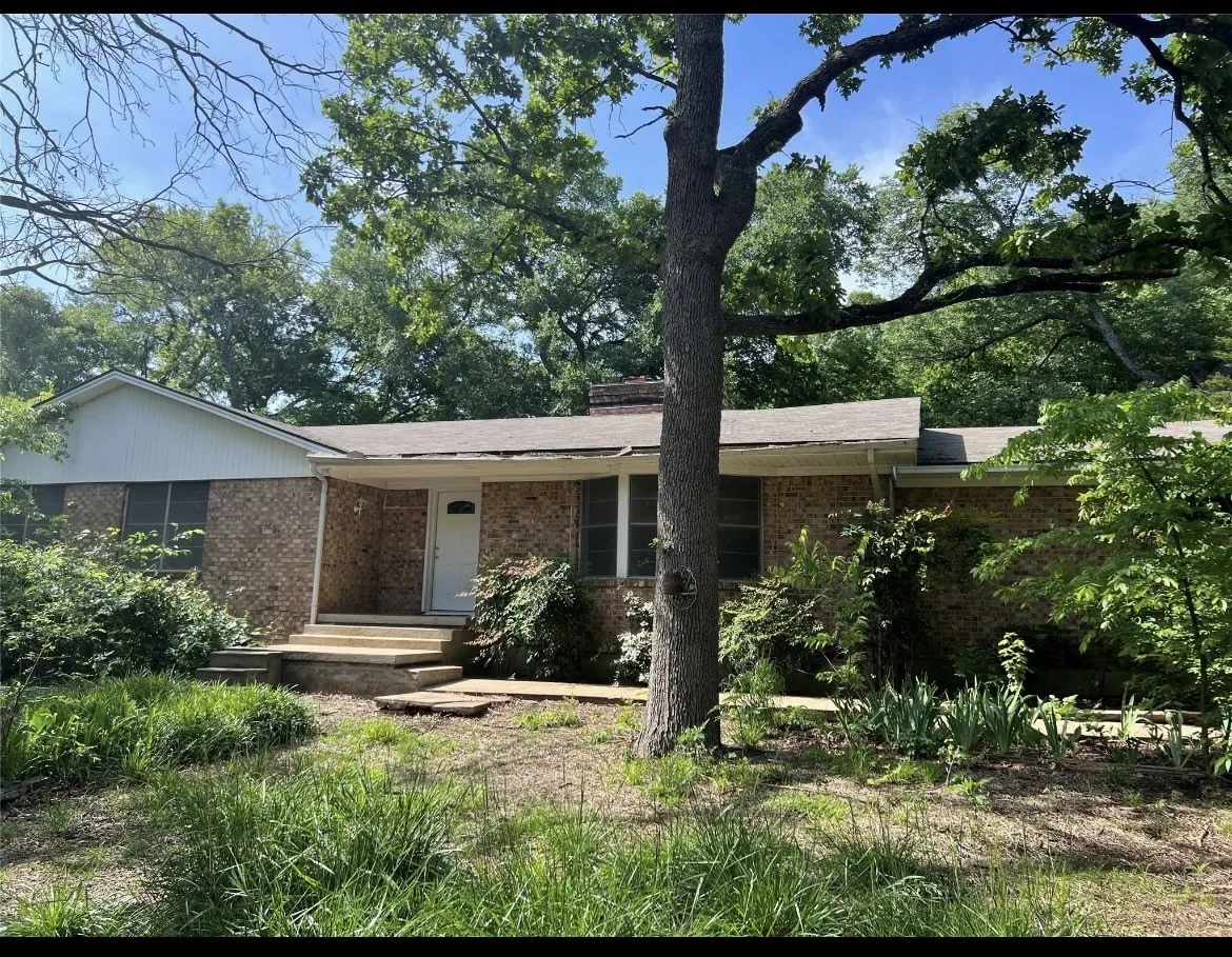 Single Family Residence For Rent in Grayson County , 7012 State Highway 56, Sherman, Texas 75090, 3 Bedroom, 2 Bathroom, 2 Garage spaces, 1,753 Sqft, built in 1960, mls#21393984, Real Estate Agent in Sherman, Homes For Rent in Grayson county, Homes For Rent in Sherman, Realtor in Sherman Texas, Real Estate Brokerage Independent Realty Texas, Luminita Cordes Realtor
