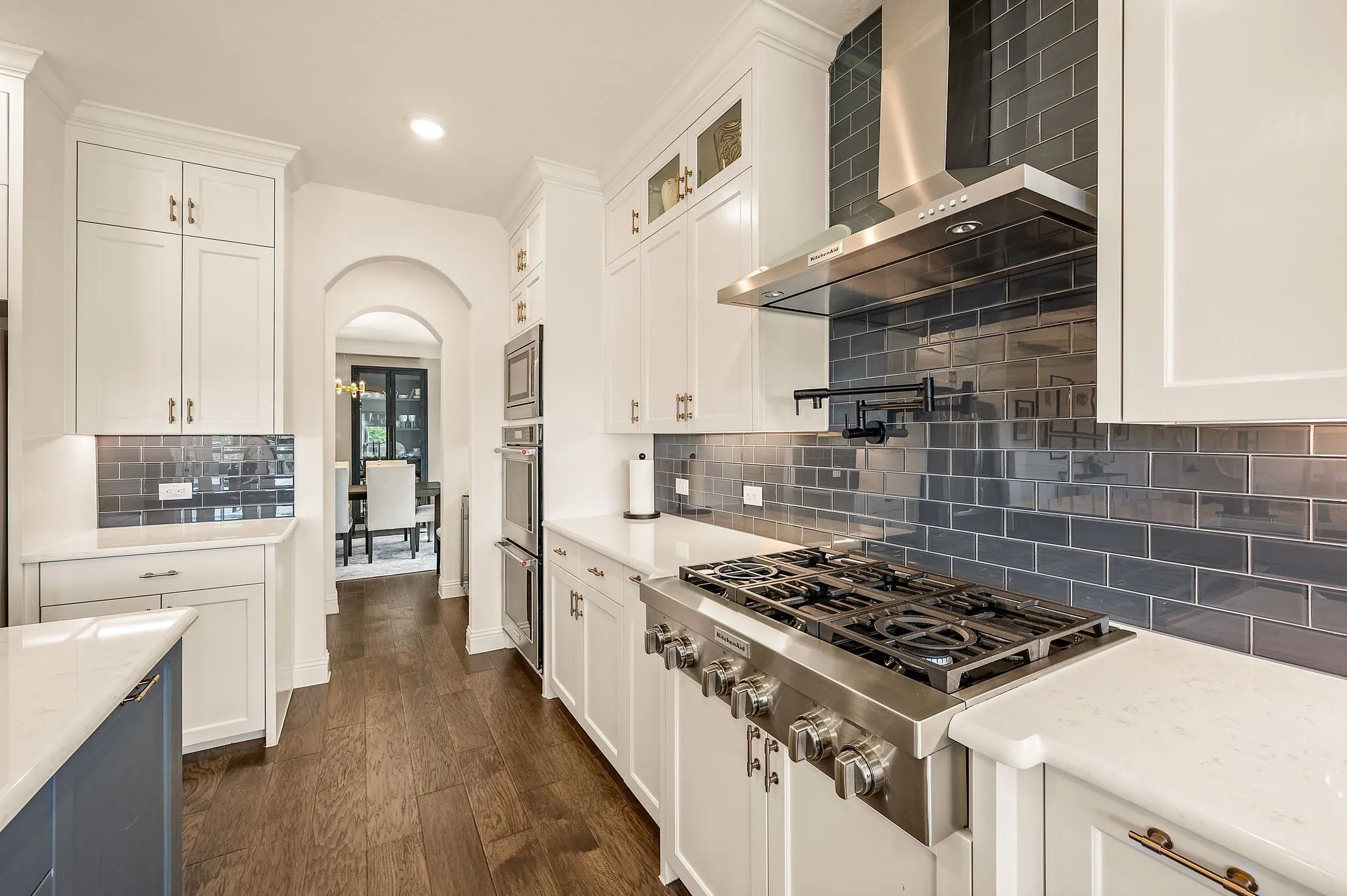 Gas range, vent mechanism & double ovens area ready for your culinary skills!