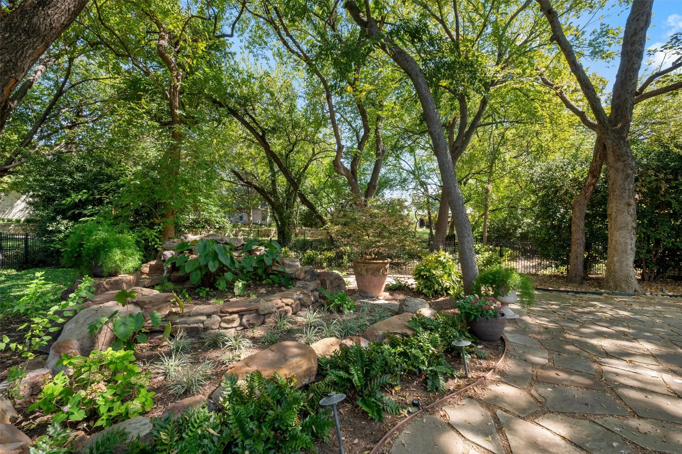 Landscaping, tree lights and flagstone hardscape offer entertaining areas!