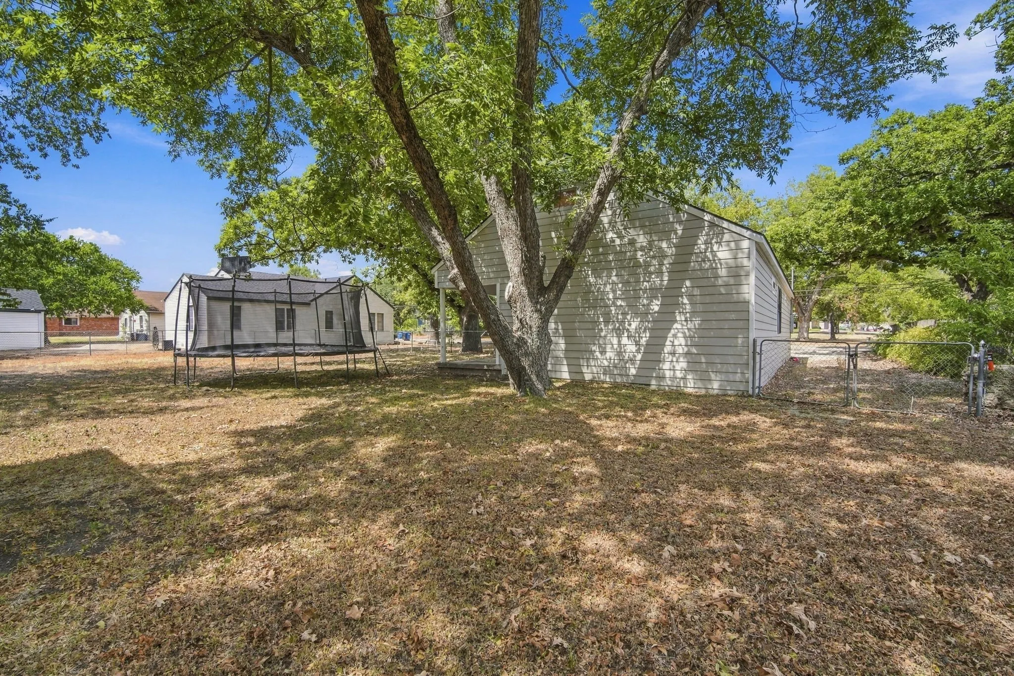 Single Family Residence For Sale in Ellis County , 703 W Milam Street, Ennis, Texas 75119, 3 Bedroom, 2 Bathroom, Garage spaces, 1,557 Sqft, built in 1928, mls#21388224, Real Estate Agent in Ennis, Homes For Sale in Ellis county, Homes For Sale in Ennis, Realtor in Ennis Texas, Real Estate Brokerage Independent Realty Texas, Luminita Cordes Realtor