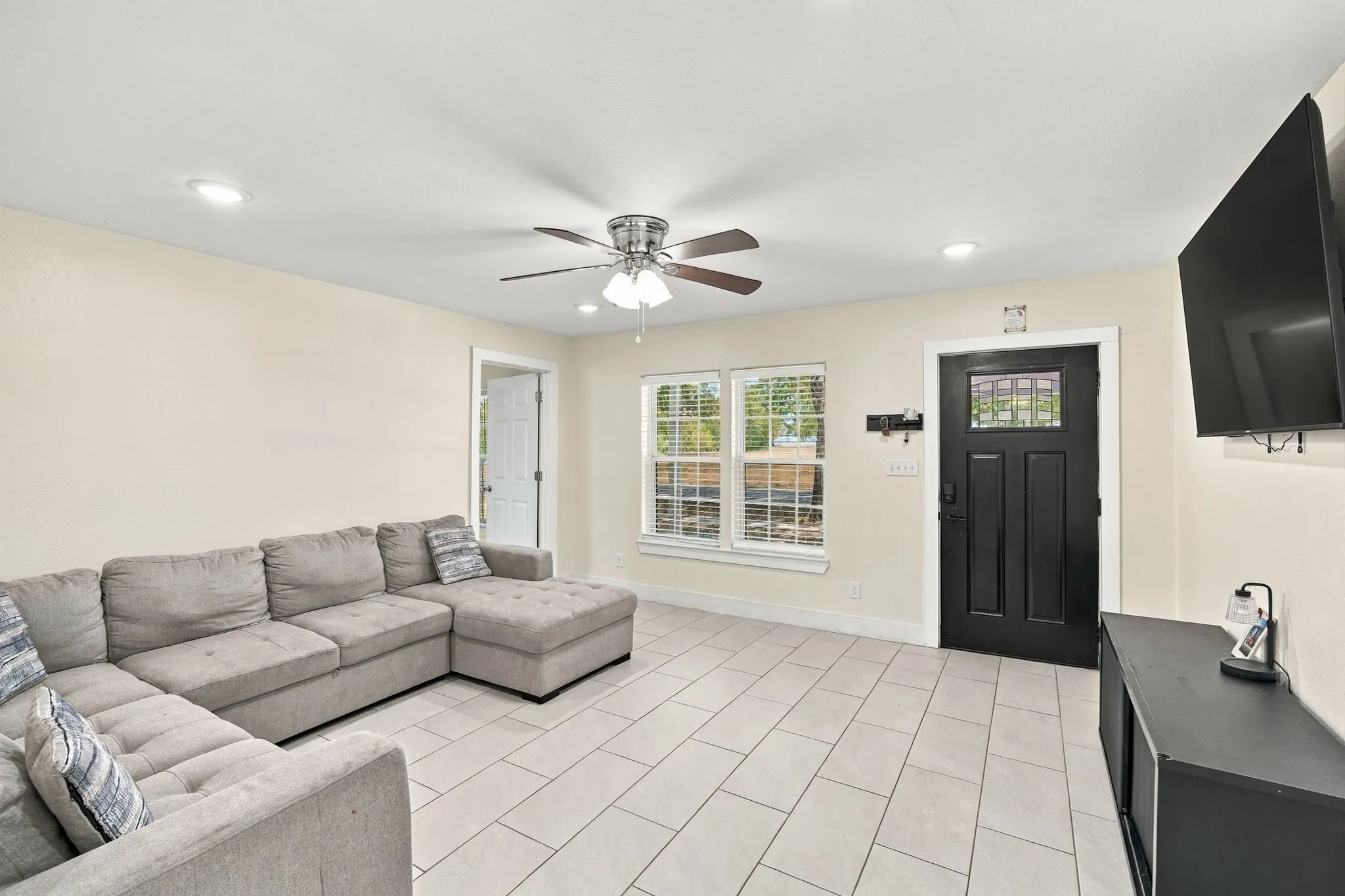 Single Family Residence For Sale in Ellis County , 703 W Milam Street, Ennis, Texas 75119, 3 Bedroom, 2 Bathroom, Garage spaces, 1,557 Sqft, built in 1928, mls#21388224, Real Estate Agent in Ennis, Homes For Sale in Ellis county, Homes For Sale in Ennis, Realtor in Ennis Texas, Real Estate Brokerage Independent Realty Texas, Luminita Cordes Realtor