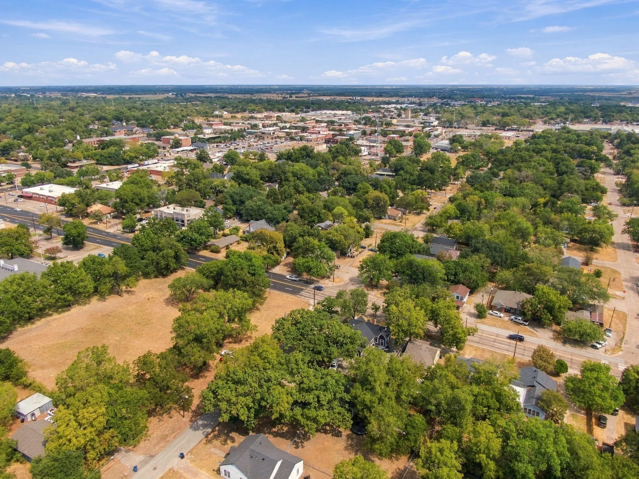 Single Family Residence For Sale in Ellis County , 703 W Milam Street, Ennis, Texas 75119, 3 Bedroom, 2 Bathroom, Garage spaces, 1,557 Sqft, built in 1928, mls#21388224, Real Estate Agent in Ennis, Homes For Sale in Ellis county, Homes For Sale in Ennis, Realtor in Ennis Texas, Real Estate Brokerage Independent Realty Texas, Luminita Cordes Realtor
