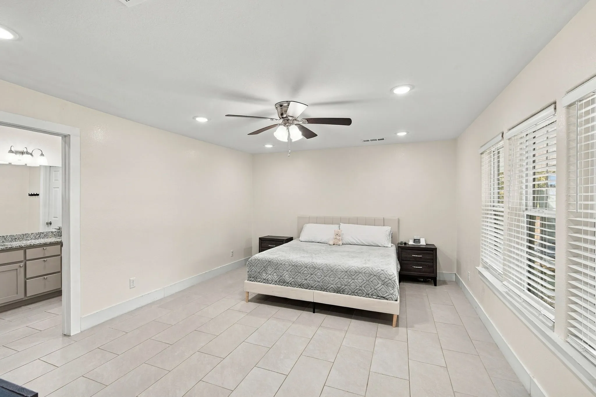 Single Family Residence For Sale in Ellis County , 703 W Milam Street, Ennis, Texas 75119, 3 Bedroom, 2 Bathroom, Garage spaces, 1,557 Sqft, built in 1928, mls#21388224, Real Estate Agent in Ennis, Homes For Sale in Ellis county, Homes For Sale in Ennis, Realtor in Ennis Texas, Real Estate Brokerage Independent Realty Texas, Luminita Cordes Realtor
