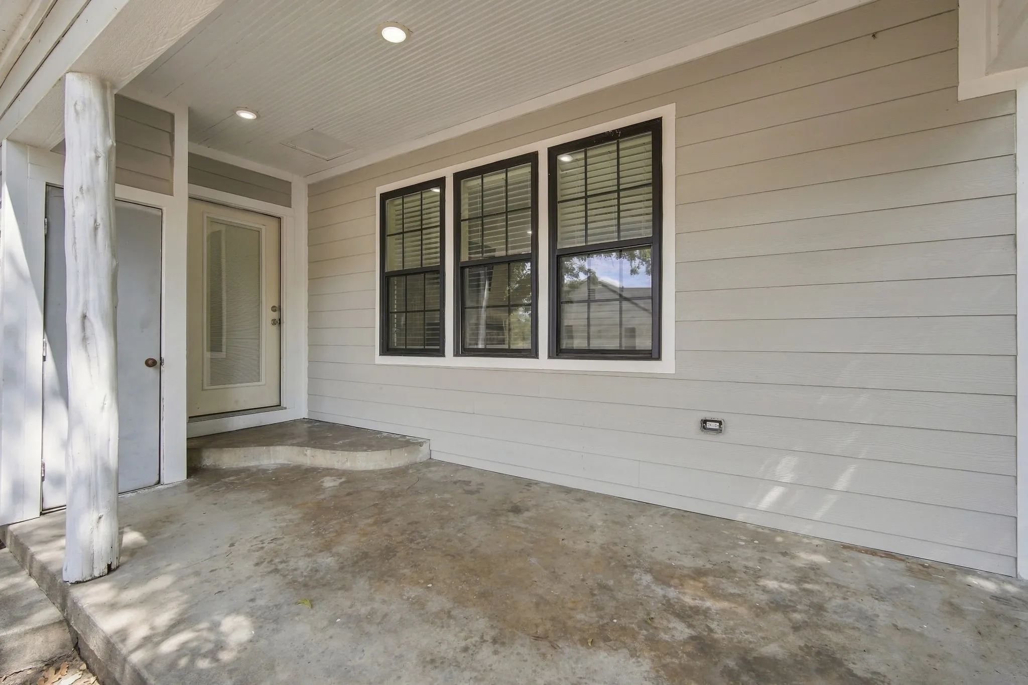 Single Family Residence For Sale in Ellis County , 703 W Milam Street, Ennis, Texas 75119, 3 Bedroom, 2 Bathroom, Garage spaces, 1,557 Sqft, built in 1928, mls#21388224, Real Estate Agent in Ennis, Homes For Sale in Ellis county, Homes For Sale in Ennis, Realtor in Ennis Texas, Real Estate Brokerage Independent Realty Texas, Luminita Cordes Realtor