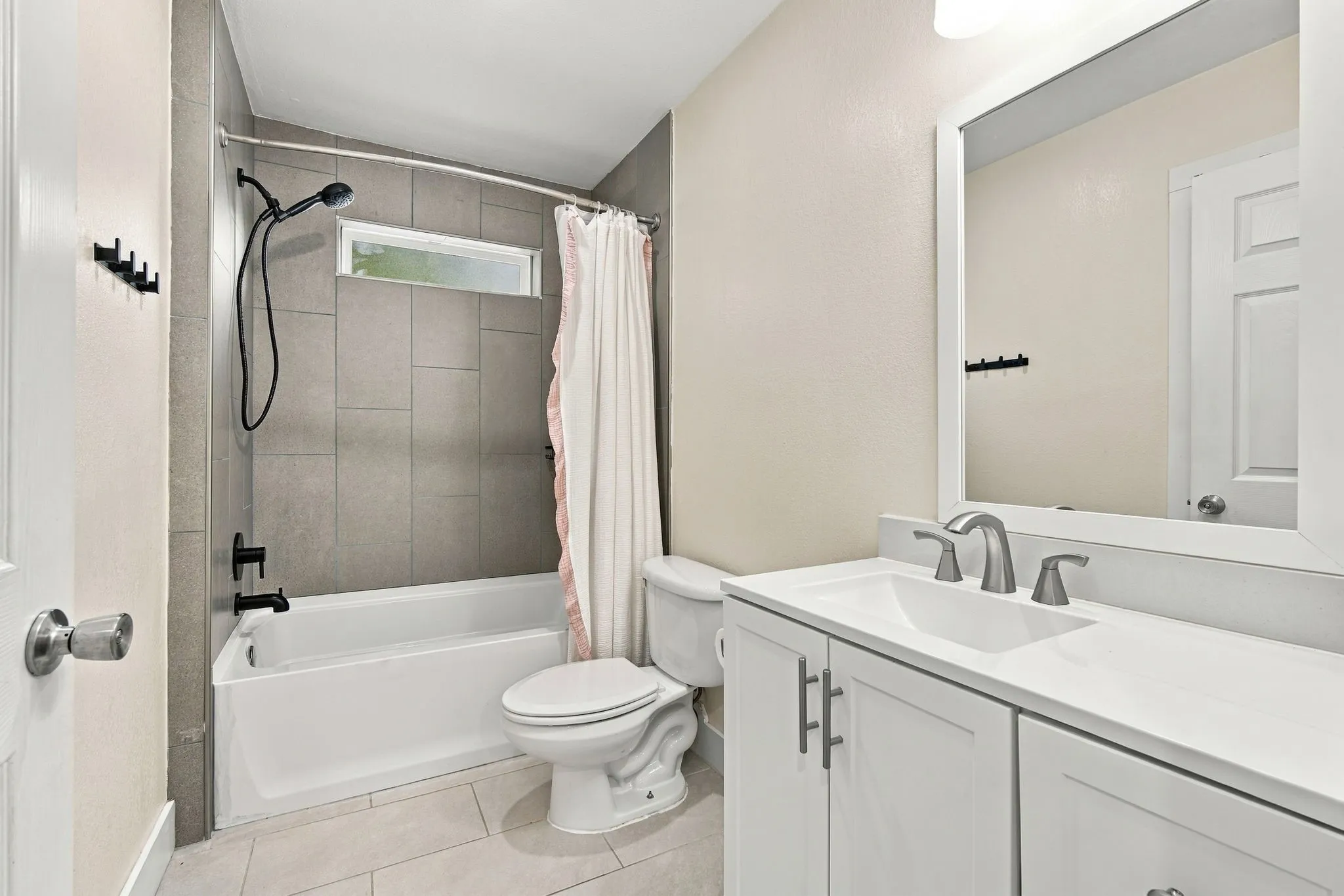 Single Family Residence For Sale in Ellis County , 703 W Milam Street, Ennis, Texas 75119, 3 Bedroom, 2 Bathroom, Garage spaces, 1,557 Sqft, built in 1928, mls#21388224, Real Estate Agent in Ennis, Homes For Sale in Ellis county, Homes For Sale in Ennis, Realtor in Ennis Texas, Real Estate Brokerage Independent Realty Texas, Luminita Cordes Realtor