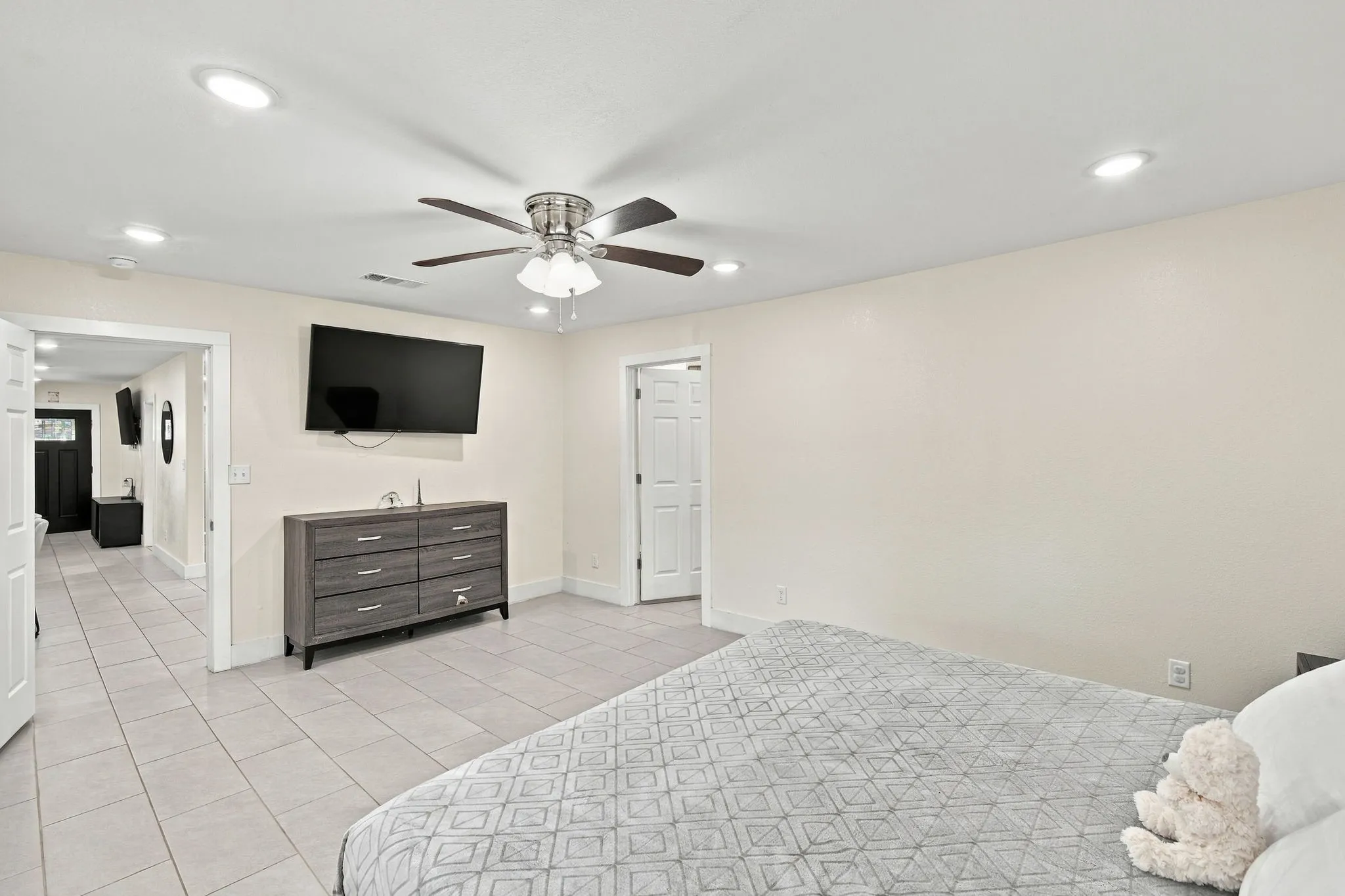 Single Family Residence For Sale in Ellis County , 703 W Milam Street, Ennis, Texas 75119, 3 Bedroom, 2 Bathroom, Garage spaces, 1,557 Sqft, built in 1928, mls#21388224, Real Estate Agent in Ennis, Homes For Sale in Ellis county, Homes For Sale in Ennis, Realtor in Ennis Texas, Real Estate Brokerage Independent Realty Texas, Luminita Cordes Realtor