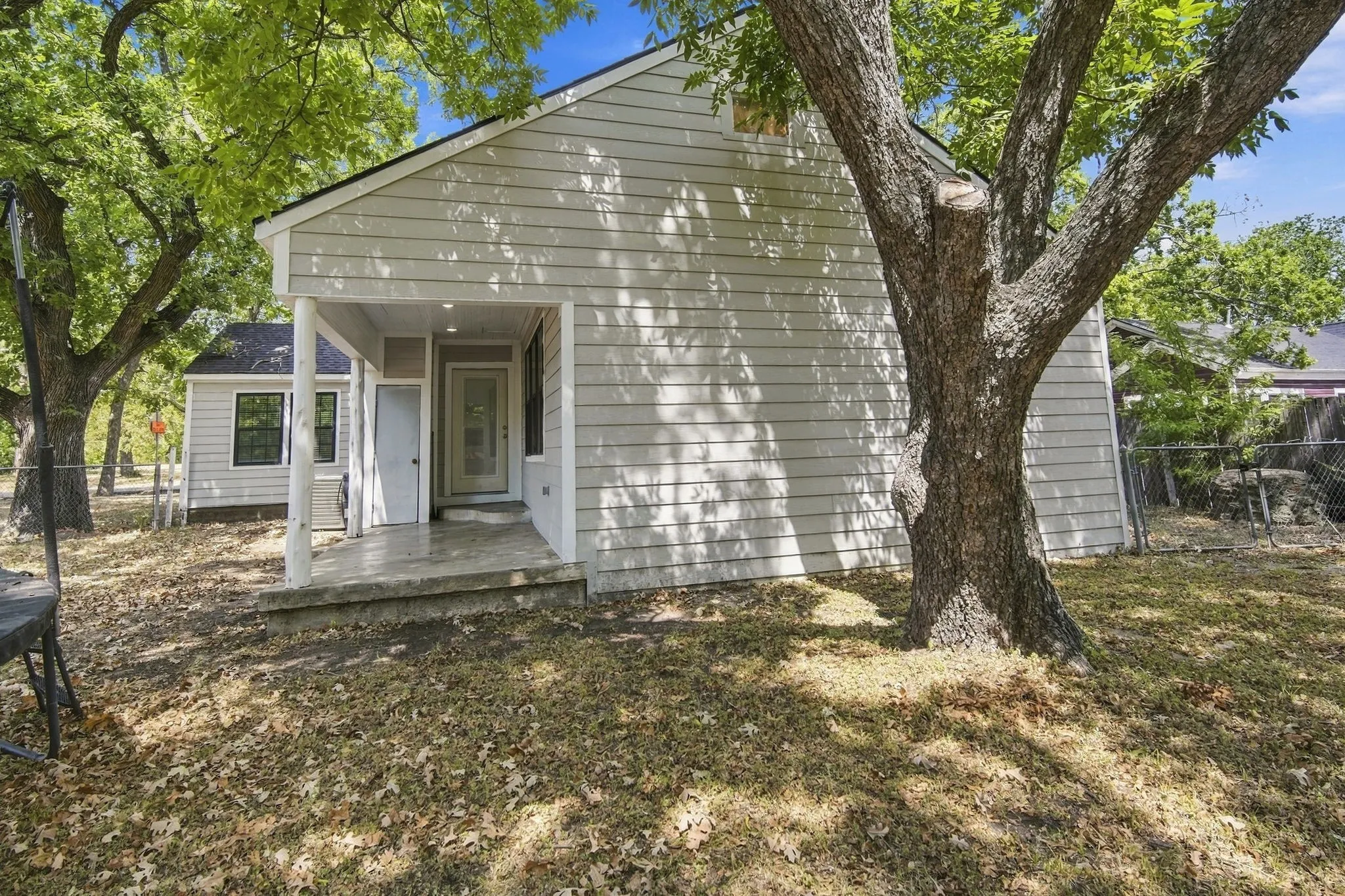 Single Family Residence For Sale in Ellis County , 703 W Milam Street, Ennis, Texas 75119, 3 Bedroom, 2 Bathroom, Garage spaces, 1,557 Sqft, built in 1928, mls#21388224, Real Estate Agent in Ennis, Homes For Sale in Ellis county, Homes For Sale in Ennis, Realtor in Ennis Texas, Real Estate Brokerage Independent Realty Texas, Luminita Cordes Realtor