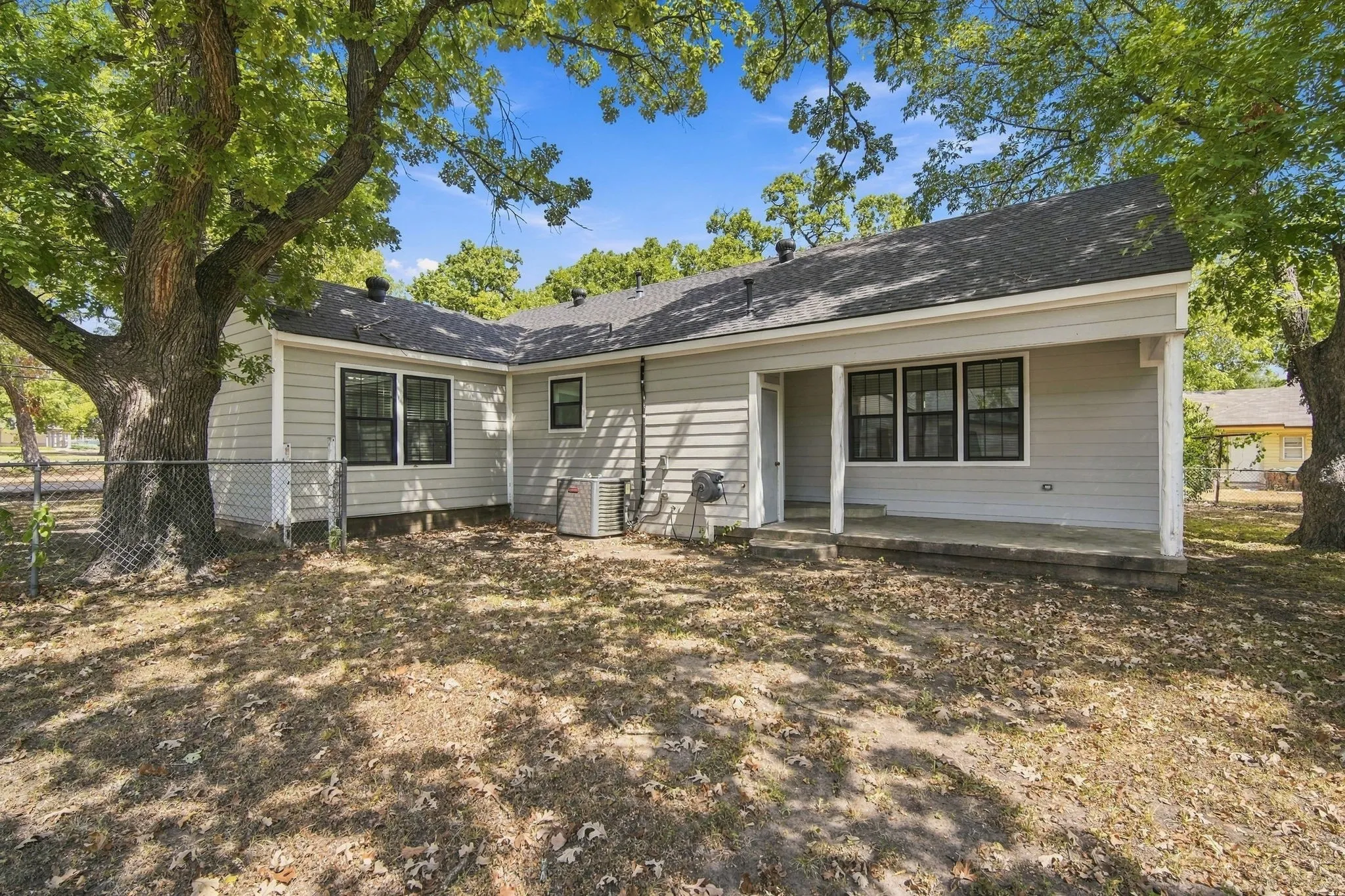Single Family Residence For Sale in Ellis County , 703 W Milam Street, Ennis, Texas 75119, 3 Bedroom, 2 Bathroom, Garage spaces, 1,557 Sqft, built in 1928, mls#21388224, Real Estate Agent in Ennis, Homes For Sale in Ellis county, Homes For Sale in Ennis, Realtor in Ennis Texas, Real Estate Brokerage Independent Realty Texas, Luminita Cordes Realtor