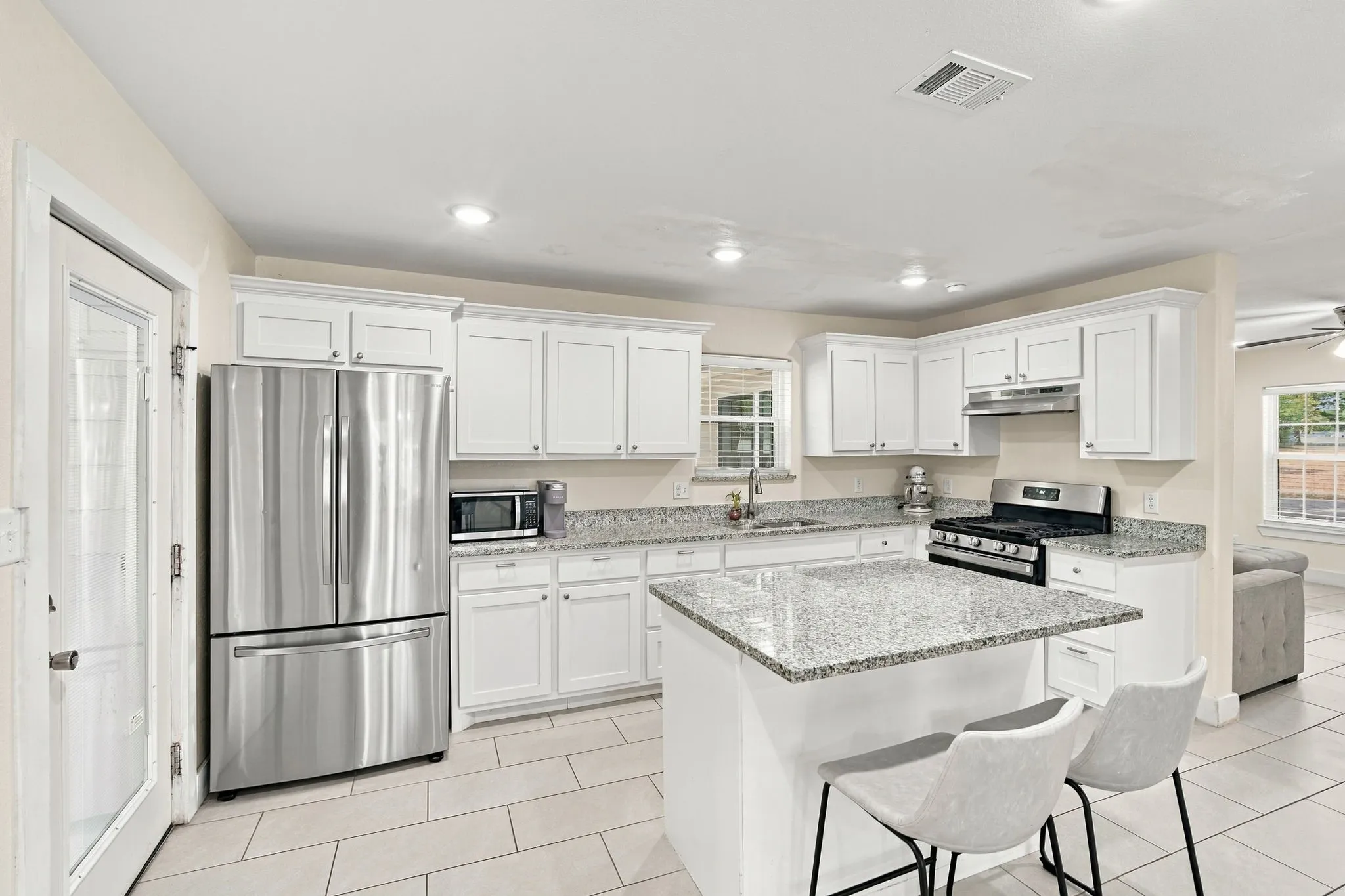 Single Family Residence For Sale in Ellis County , 703 W Milam Street, Ennis, Texas 75119, 3 Bedroom, 2 Bathroom, Garage spaces, 1,557 Sqft, built in 1928, mls#21388224, Real Estate Agent in Ennis, Homes For Sale in Ellis county, Homes For Sale in Ennis, Realtor in Ennis Texas, Real Estate Brokerage Independent Realty Texas, Luminita Cordes Realtor