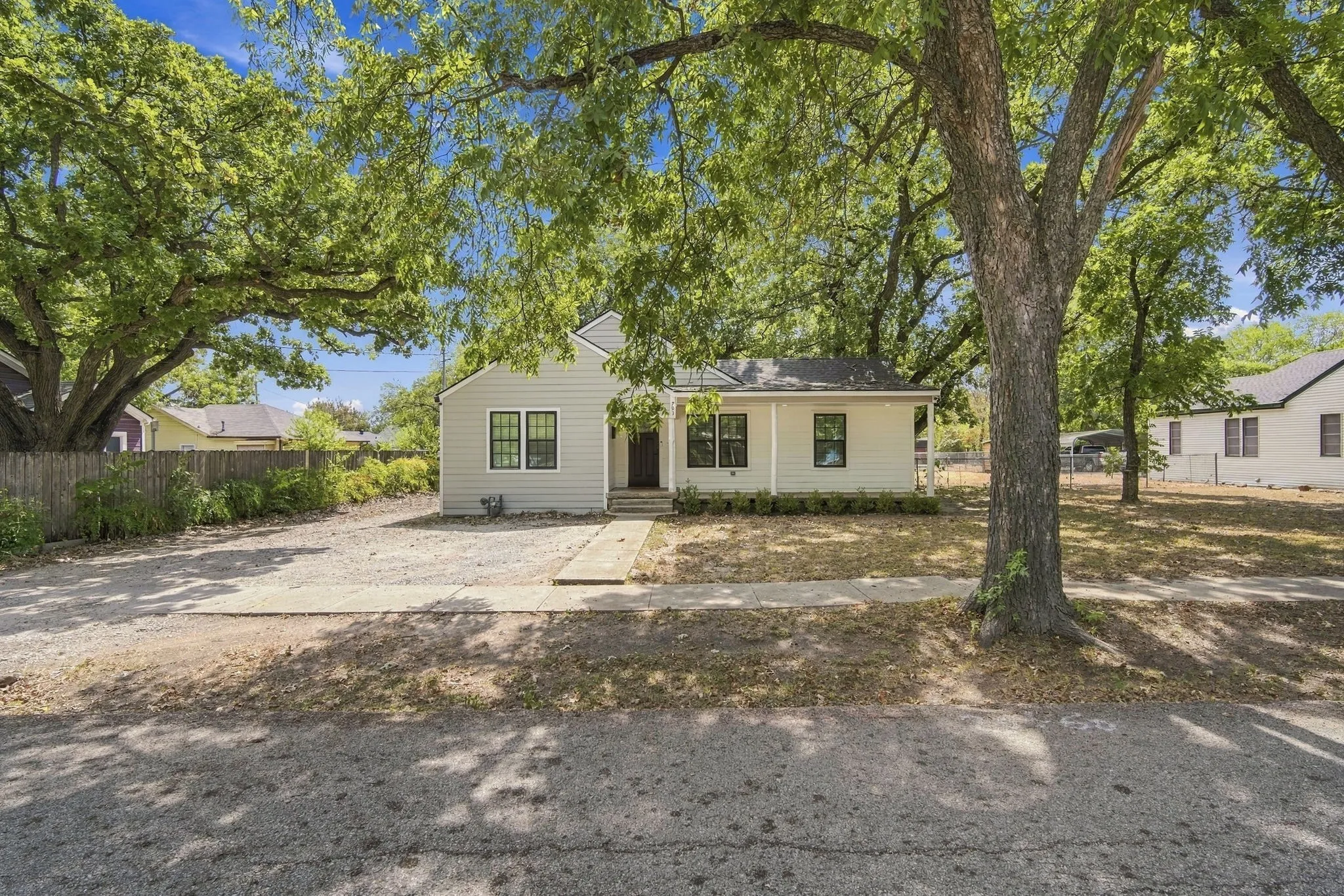Single Family Residence For Sale in Ellis County , 703 W Milam Street, Ennis, Texas 75119, 3 Bedroom, 2 Bathroom, Garage spaces, 1,557 Sqft, built in 1928, mls#21388224, Real Estate Agent in Ennis, Homes For Sale in Ellis county, Homes For Sale in Ennis, Realtor in Ennis Texas, Real Estate Brokerage Independent Realty Texas, Luminita Cordes Realtor