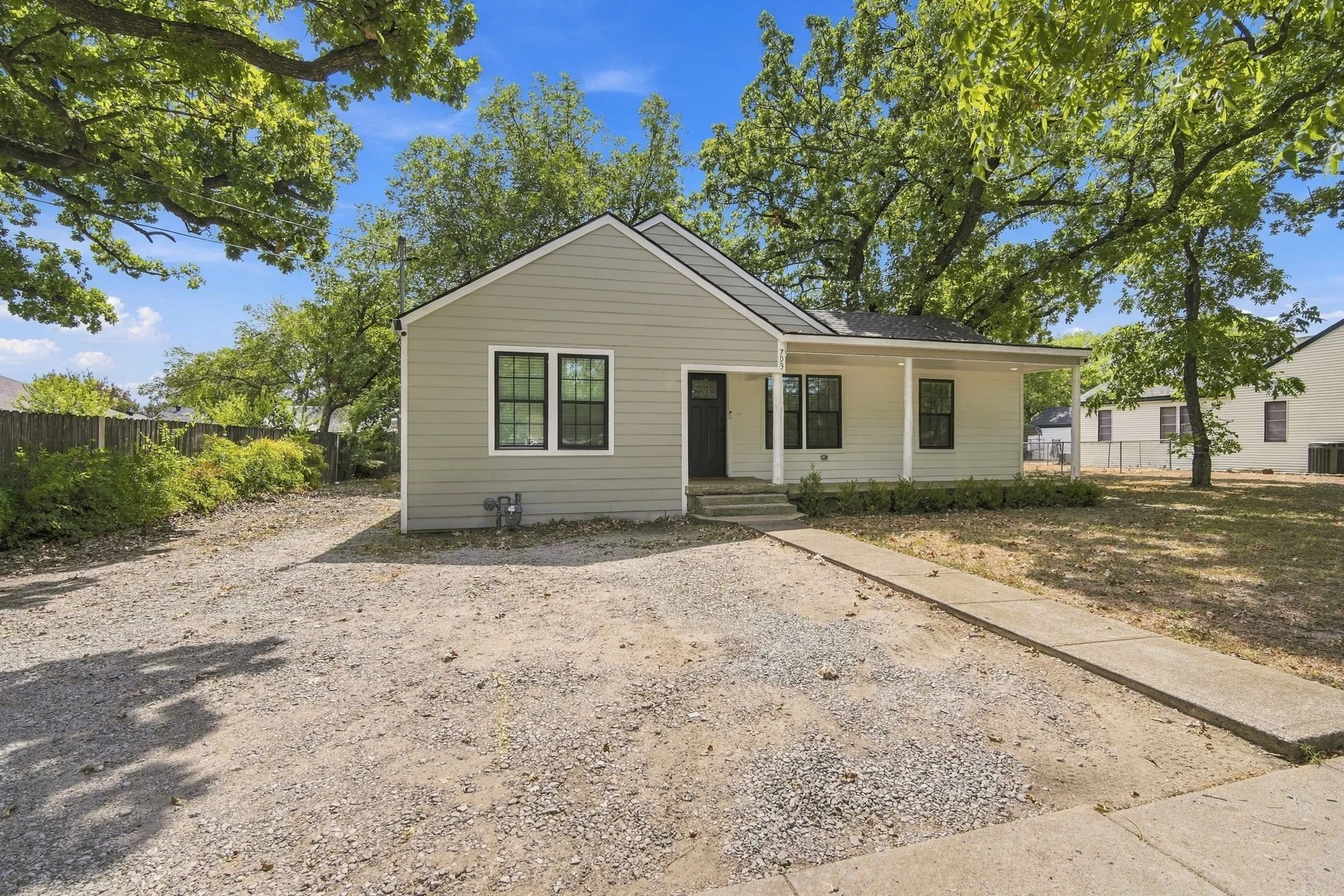Single Family Residence For Sale in Ellis County , 703 W Milam Street, Ennis, Texas 75119, 3 Bedroom, 2 Bathroom, Garage spaces, 1,557 Sqft, built in 1928, mls#21388224, Real Estate Agent in Ennis, Homes For Sale in Ellis county, Homes For Sale in Ennis, Realtor in Ennis Texas, Real Estate Brokerage Independent Realty Texas, Luminita Cordes Realtor