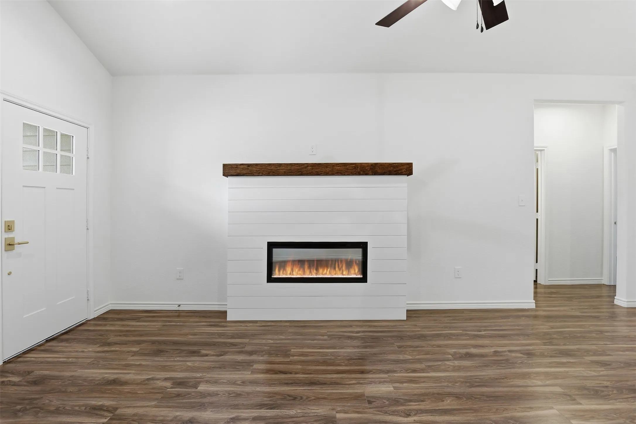 Electric Fireplace that pushes heat and different color flames