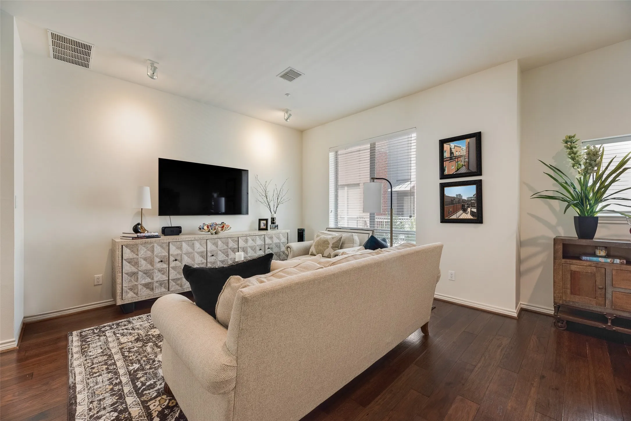 Condominium For Sale in Dallas County , 4411 Mckinney Avenue 16, Dallas, Texas 75205, 2 Bedroom, 3 Bathroom, 2 Garage spaces, 1,854 Sqft, built in 2001, mls#21392120, Real Estate Agent in Dallas, Homes For Sale in Dallas county, Homes For Sale in Dallas, Realtor in Dallas Texas, Real Estate Brokerage Independent Realty Texas, Luminita Cordes Realtor