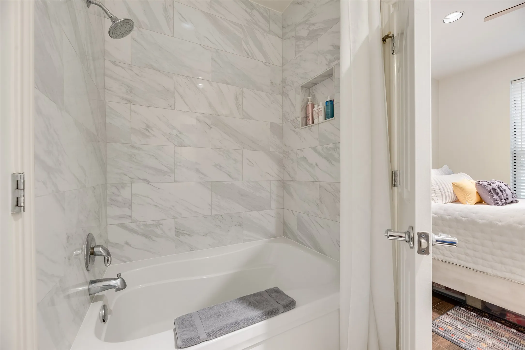 Condominium For Sale in Dallas County , 4411 Mckinney Avenue 16, Dallas, Texas 75205, 2 Bedroom, 3 Bathroom, 2 Garage spaces, 1,854 Sqft, built in 2001, mls#21392120, Real Estate Agent in Dallas, Homes For Sale in Dallas county, Homes For Sale in Dallas, Realtor in Dallas Texas, Real Estate Brokerage Independent Realty Texas, Luminita Cordes Realtor