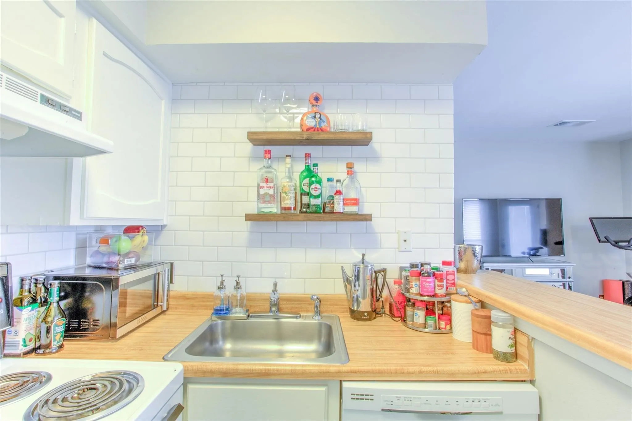 Condominium For Rent in Tarrant County , 3129 Sondra Drive 302, Fort Worth, Texas 76107, 1 Bedroom, 1 Bathroom, Garage spaces, 440 Sqft, built in 1983, mls#21371090, Real Estate Agent in Fort Worth, Homes For Rent in Tarrant county, Homes For Rent in Fort Worth, Realtor in Fort Worth Texas, Real Estate Brokerage Independent Realty Texas, Luminita Cordes Realtor