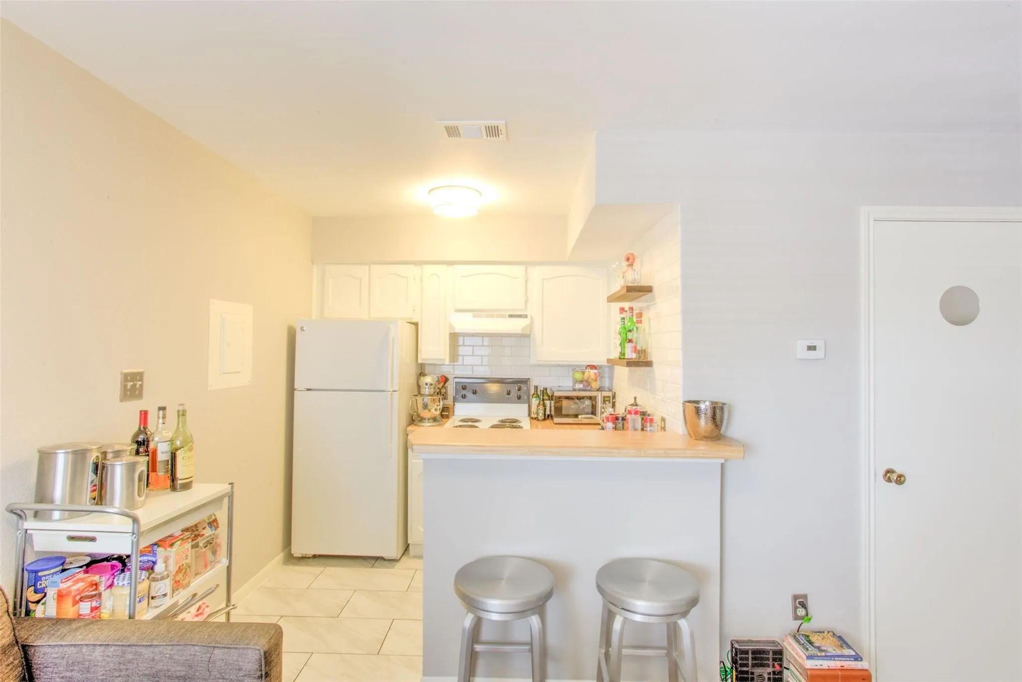 Condominium For Rent in Tarrant County , 3129 Sondra Drive 302, Fort Worth, Texas 76107, 1 Bedroom, 1 Bathroom, Garage spaces, 440 Sqft, built in 1983, mls#21371090, Real Estate Agent in Fort Worth, Homes For Rent in Tarrant county, Homes For Rent in Fort Worth, Realtor in Fort Worth Texas, Real Estate Brokerage Independent Realty Texas, Luminita Cordes Realtor