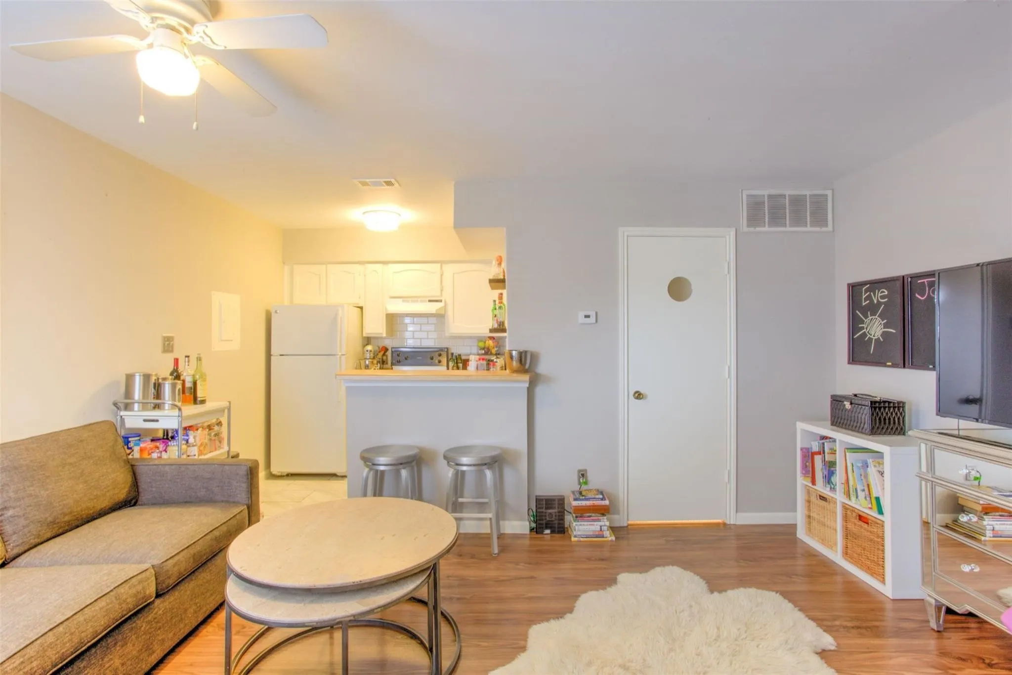 Condominium For Rent in Tarrant County , 3129 Sondra Drive 302, Fort Worth, Texas 76107, 1 Bedroom, 1 Bathroom, Garage spaces, 440 Sqft, built in 1983, mls#21371090, Real Estate Agent in Fort Worth, Homes For Rent in Tarrant county, Homes For Rent in Fort Worth, Realtor in Fort Worth Texas, Real Estate Brokerage Independent Realty Texas, Luminita Cordes Realtor