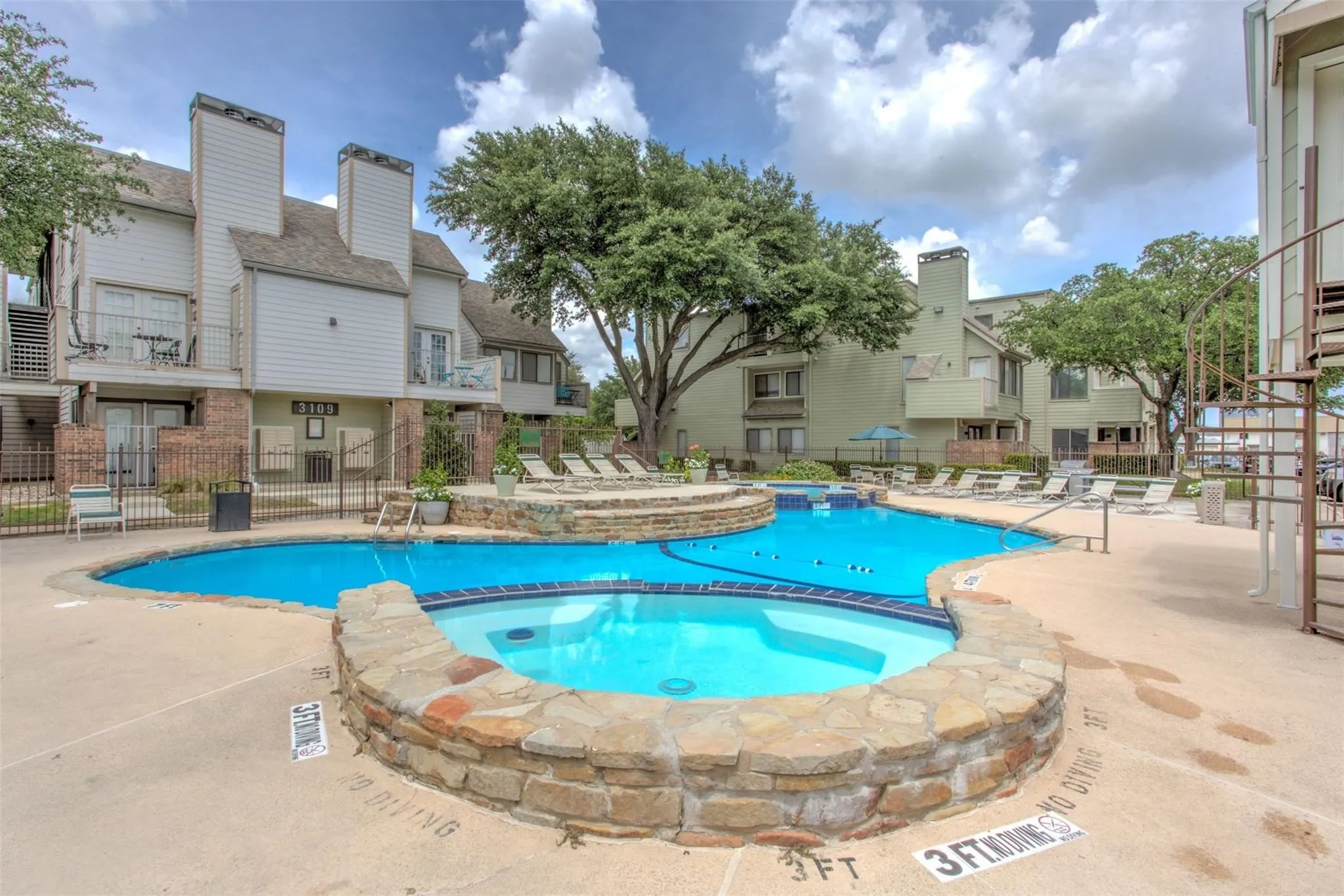 Condominium For Rent in Tarrant County , 3129 Sondra Drive 302, Fort Worth, Texas 76107, 1 Bedroom, 1 Bathroom, Garage spaces, 440 Sqft, built in 1983, mls#21371090, Real Estate Agent in Fort Worth, Homes For Rent in Tarrant county, Homes For Rent in Fort Worth, Realtor in Fort Worth Texas, Real Estate Brokerage Independent Realty Texas, Luminita Cordes Realtor