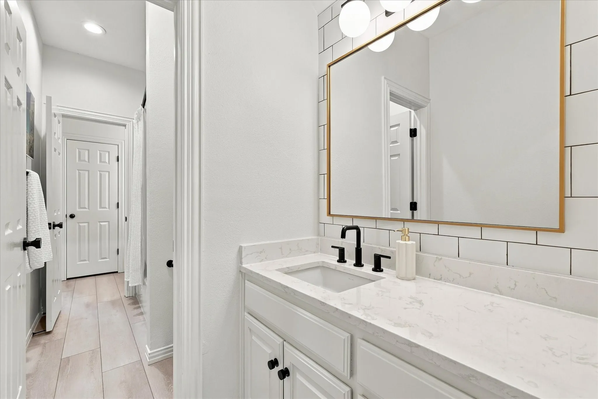 Single Family Residence For Sale in Tarrant County , 700 Glen Abbey Drive, Mansfield, Texas 76063, 4 Bedroom, 3 Bathroom, 2 Garage spaces, 3,168 Sqft, built in 2000, mls#21393269, Real Estate Agent in Mansfield, Homes For Sale in Tarrant county, Homes For Sale in Mansfield, Realtor in Mansfield Texas, Real Estate Brokerage Independent Realty Texas, Luminita Cordes Realtor