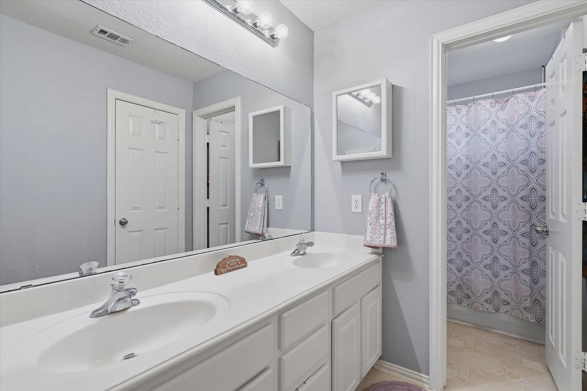 Single Family Residence For Sale in Denton County , 1574 Pleasant Valley Lane, Frisco, Texas 75036, 4 Bedroom, 3 Bathroom, 2 Garage spaces, 2,621 Sqft, built in 2004, mls#21392820, Real Estate Agent in Frisco, Homes For Sale in Denton county, Homes For Sale in Frisco, Realtor in Frisco Texas, Real Estate Brokerage Independent Realty Texas, Luminita Cordes Realtor