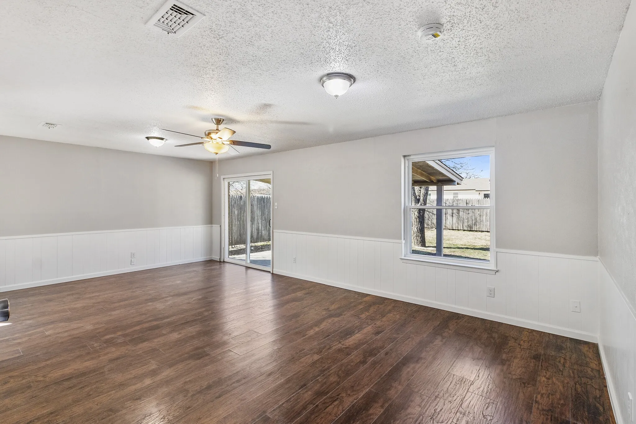Single Family Residence For Rent in Tarrant County , 3241 Oak Timber Drive, Forest Hill, Texas 76119, 4 Bedroom, 2 Bathroom, 2 Garage spaces, 1,536 Sqft, built in 1968, mls#21394002, Real Estate Agent in Forest Hill, Homes For Rent in Tarrant county, Homes For Rent in Forest Hill, Realtor in Forest Hill Texas, Real Estate Brokerage Independent Realty Texas, Luminita Cordes Realtor
