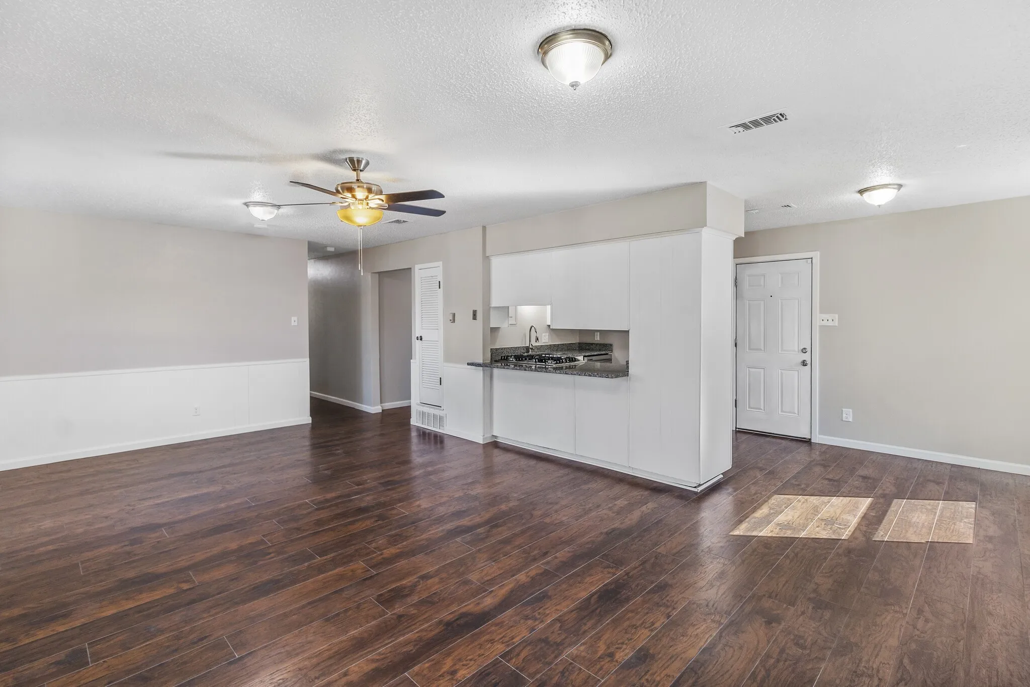 Single Family Residence For Rent in Tarrant County , 3241 Oak Timber Drive, Forest Hill, Texas 76119, 4 Bedroom, 2 Bathroom, 2 Garage spaces, 1,536 Sqft, built in 1968, mls#21394002, Real Estate Agent in Forest Hill, Homes For Rent in Tarrant county, Homes For Rent in Forest Hill, Realtor in Forest Hill Texas, Real Estate Brokerage Independent Realty Texas, Luminita Cordes Realtor