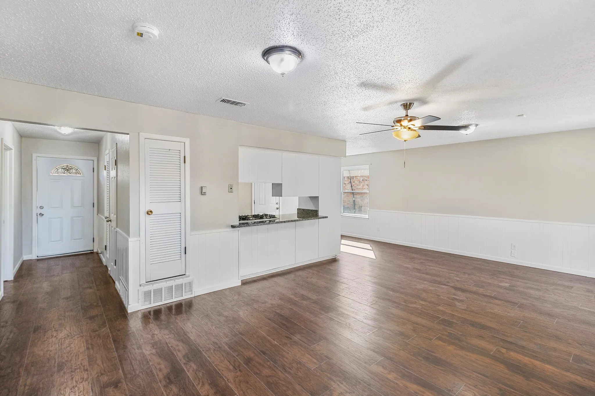Single Family Residence For Rent in Tarrant County , 3241 Oak Timber Drive, Forest Hill, Texas 76119, 4 Bedroom, 2 Bathroom, 2 Garage spaces, 1,536 Sqft, built in 1968, mls#21394002, Real Estate Agent in Forest Hill, Homes For Rent in Tarrant county, Homes For Rent in Forest Hill, Realtor in Forest Hill Texas, Real Estate Brokerage Independent Realty Texas, Luminita Cordes Realtor