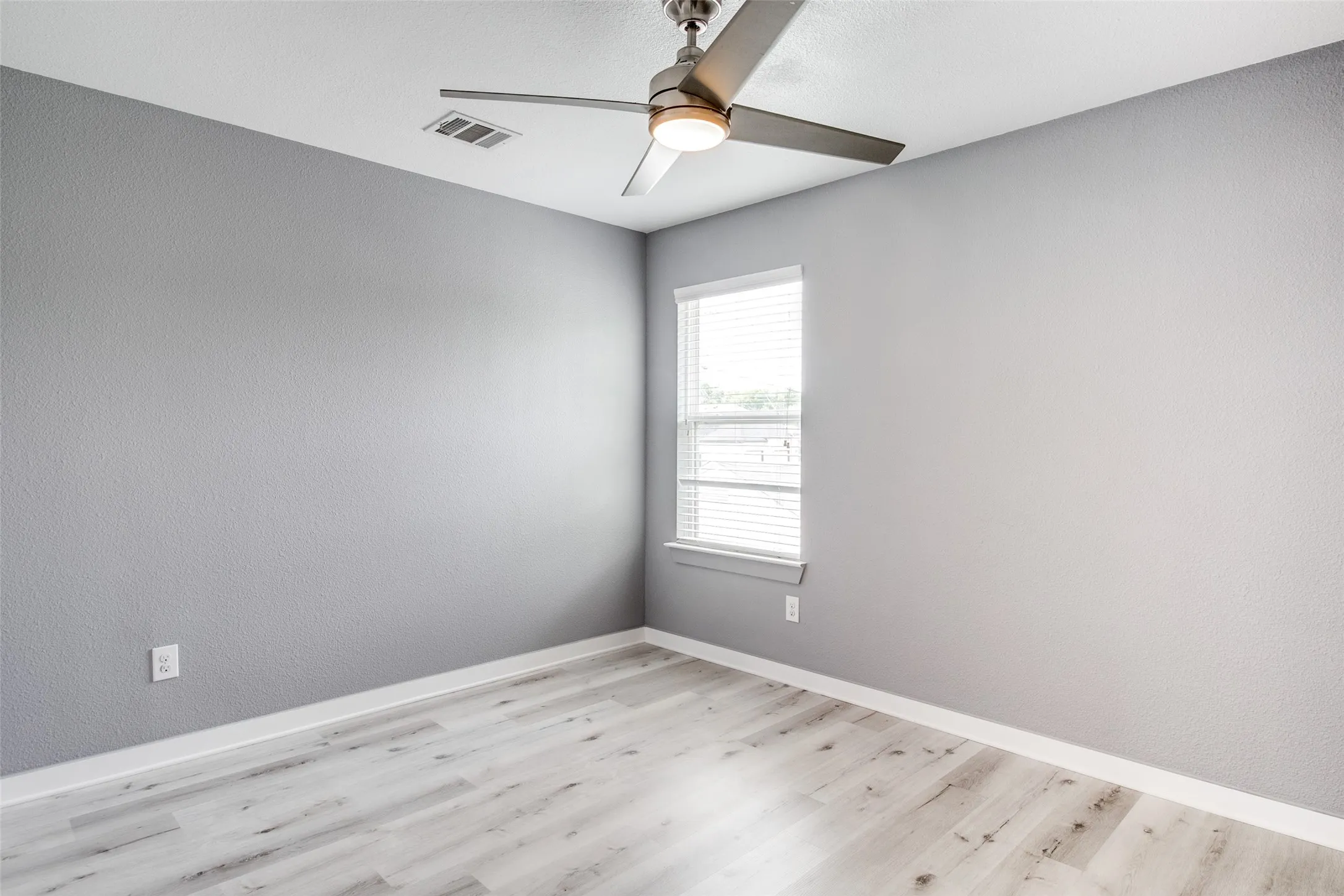 Single Family Residence For Rent in Dallas County , 3615 Pueblo Street, Dallas, Texas 75212, 5 Bedroom, 3 Bathroom, 1 Garage spaces, 2,227 Sqft, built in 2018, mls#21394025, Real Estate Agent in Dallas, Homes For Rent in Dallas county, Homes For Rent in Dallas, Realtor in Dallas Texas, Real Estate Brokerage Independent Realty Texas, Luminita Cordes Realtor