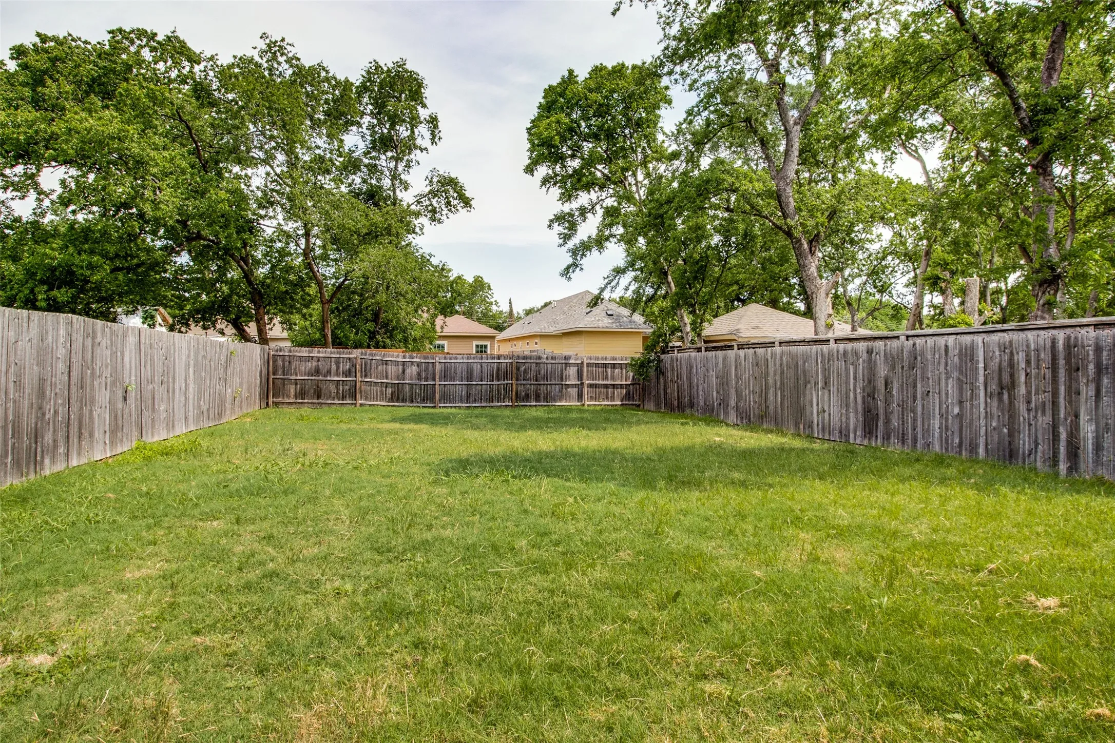 Single Family Residence For Rent in Dallas County , 3615 Pueblo Street, Dallas, Texas 75212, 5 Bedroom, 3 Bathroom, 1 Garage spaces, 2,227 Sqft, built in 2018, mls#21394025, Real Estate Agent in Dallas, Homes For Rent in Dallas county, Homes For Rent in Dallas, Realtor in Dallas Texas, Real Estate Brokerage Independent Realty Texas, Luminita Cordes Realtor