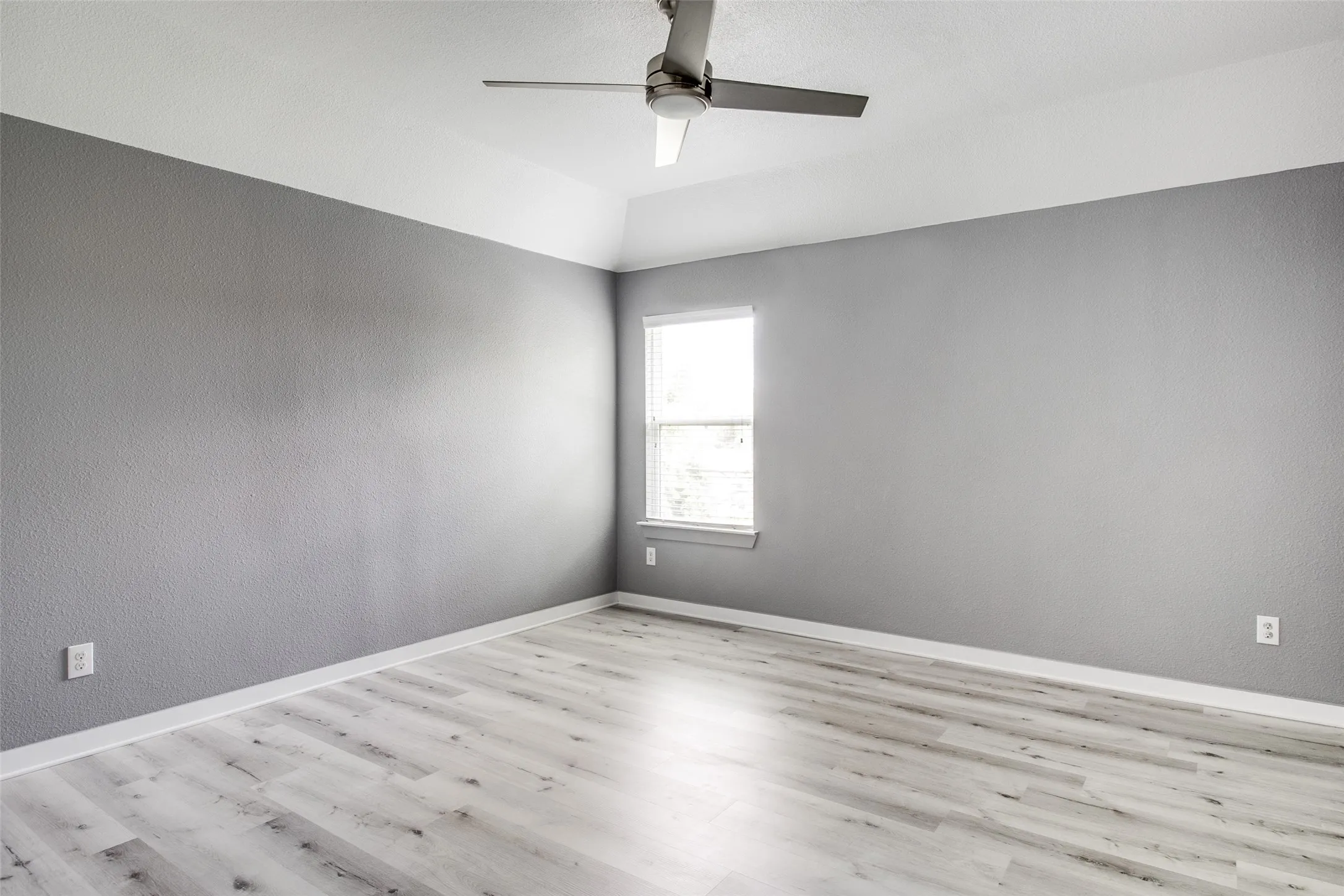 Single Family Residence For Rent in Dallas County , 3615 Pueblo Street, Dallas, Texas 75212, 5 Bedroom, 3 Bathroom, 1 Garage spaces, 2,227 Sqft, built in 2018, mls#21394025, Real Estate Agent in Dallas, Homes For Rent in Dallas county, Homes For Rent in Dallas, Realtor in Dallas Texas, Real Estate Brokerage Independent Realty Texas, Luminita Cordes Realtor