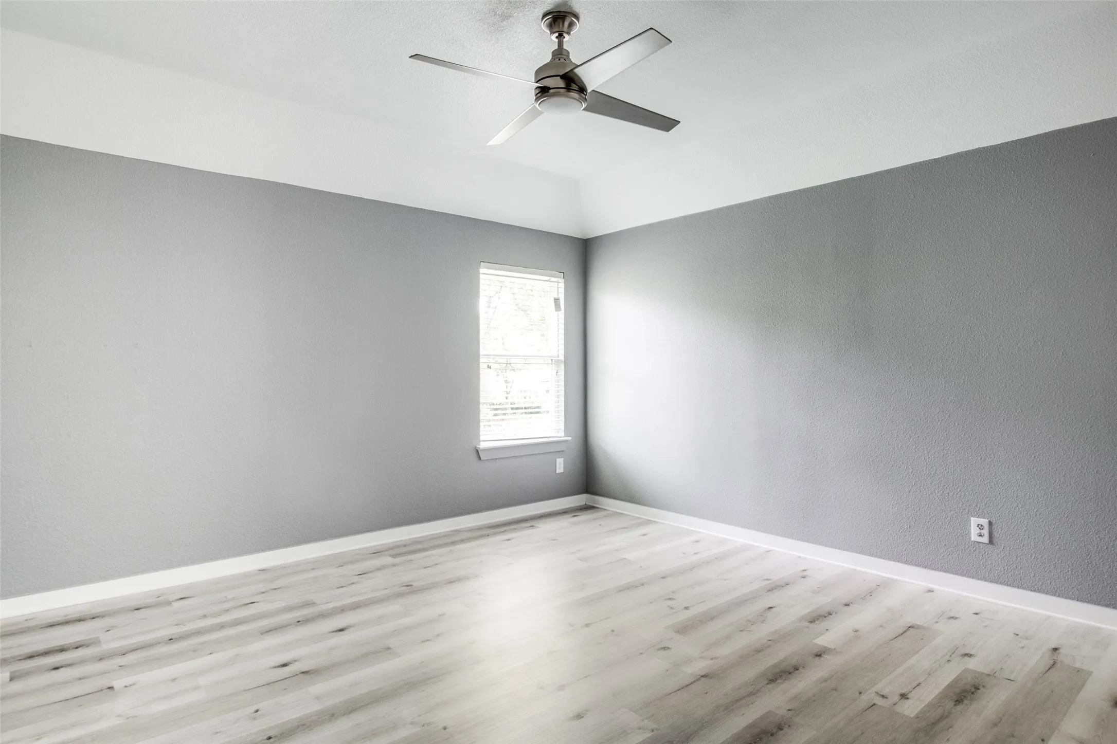 Single Family Residence For Rent in Dallas County , 3615 Pueblo Street, Dallas, Texas 75212, 5 Bedroom, 3 Bathroom, 1 Garage spaces, 2,227 Sqft, built in 2018, mls#21394025, Real Estate Agent in Dallas, Homes For Rent in Dallas county, Homes For Rent in Dallas, Realtor in Dallas Texas, Real Estate Brokerage Independent Realty Texas, Luminita Cordes Realtor