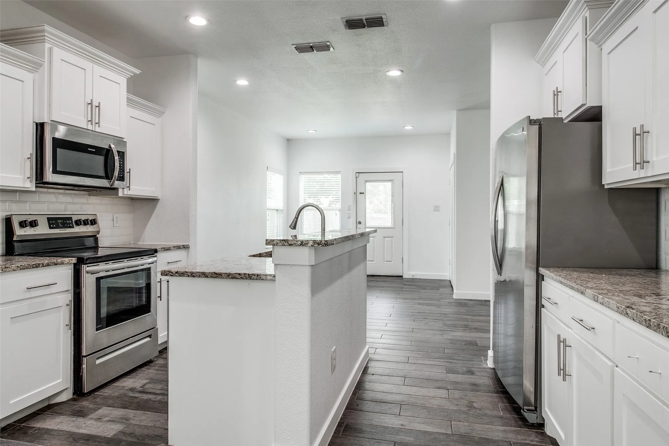 Single Family Residence For Rent in Dallas County , 3615 Pueblo Street, Dallas, Texas 75212, 5 Bedroom, 3 Bathroom, 1 Garage spaces, 2,227 Sqft, built in 2018, mls#21394025, Real Estate Agent in Dallas, Homes For Rent in Dallas county, Homes For Rent in Dallas, Realtor in Dallas Texas, Real Estate Brokerage Independent Realty Texas, Luminita Cordes Realtor
