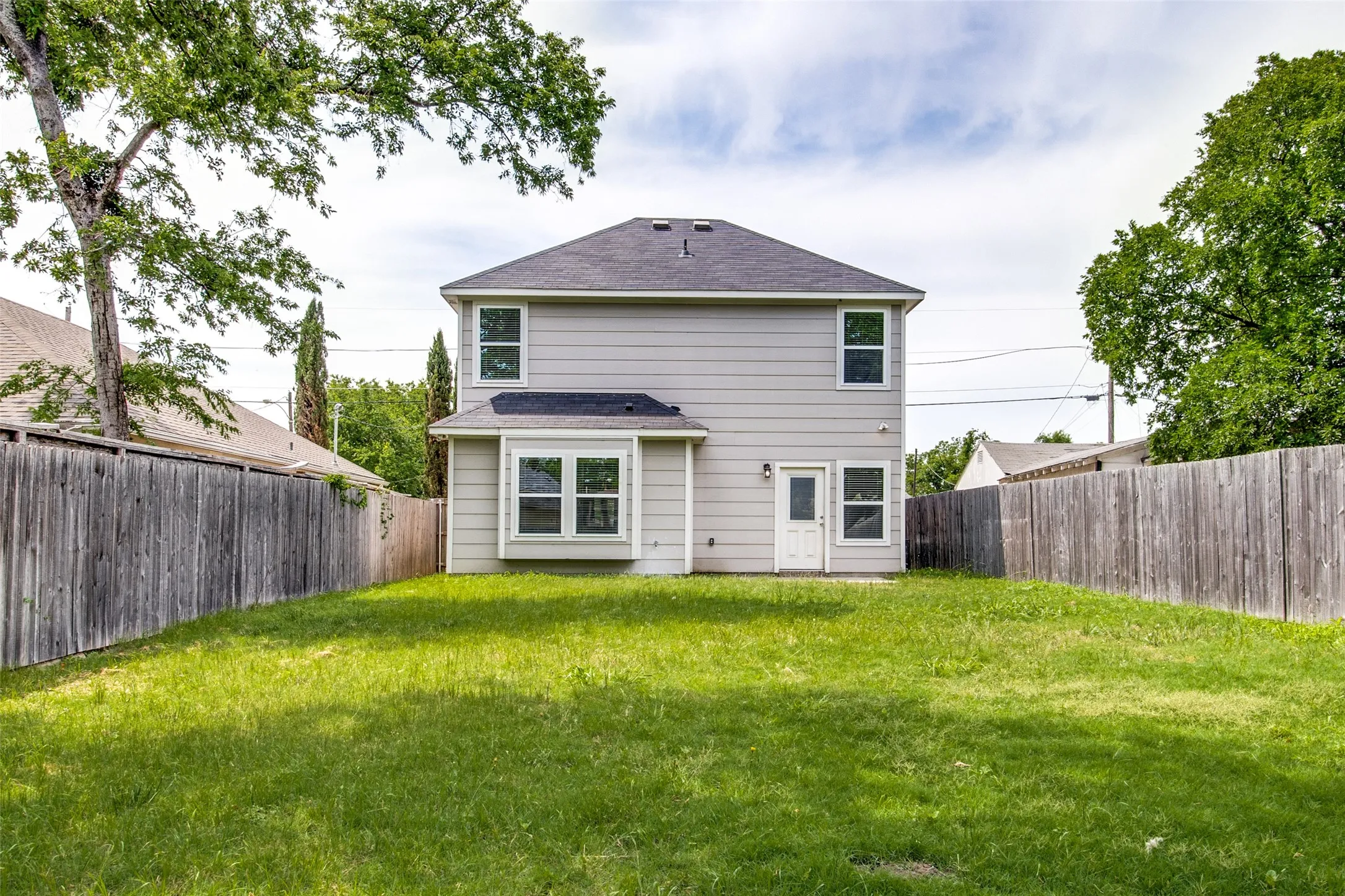 Single Family Residence For Rent in Dallas County , 3615 Pueblo Street, Dallas, Texas 75212, 5 Bedroom, 3 Bathroom, 1 Garage spaces, 2,227 Sqft, built in 2018, mls#21394025, Real Estate Agent in Dallas, Homes For Rent in Dallas county, Homes For Rent in Dallas, Realtor in Dallas Texas, Real Estate Brokerage Independent Realty Texas, Luminita Cordes Realtor