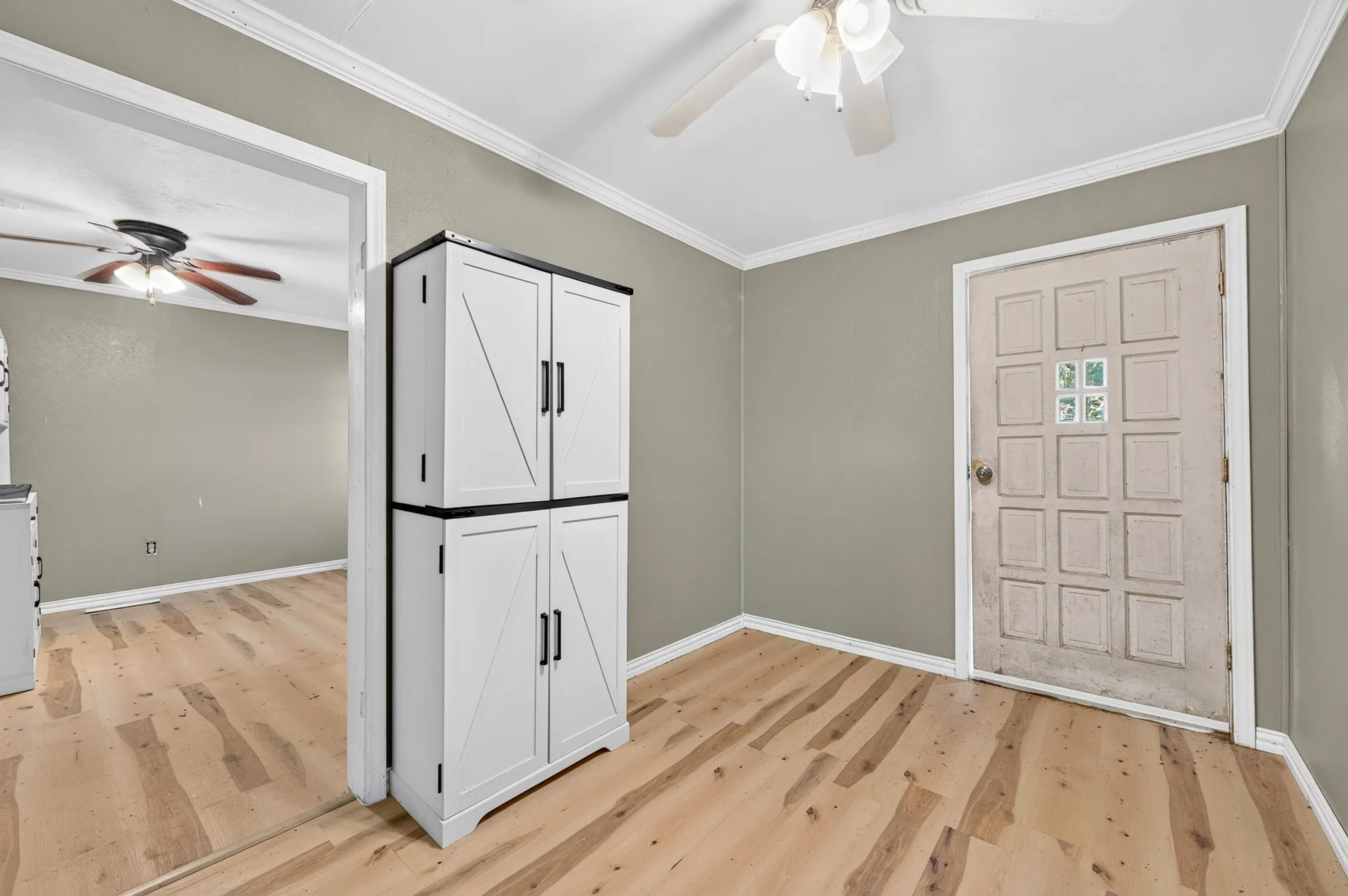 Single Family Residence For Sale in Dallas County , 3217 Trible Drive, Grand Prairie, Texas 75050, 2 Bedroom, 2 Bathroom, 5 Garage spaces, 1,200 Sqft, built in 1941, mls#21382691, Real Estate Agent in Grand Prairie, Homes For Sale in Dallas county, Homes For Sale in Grand Prairie, Realtor in Grand Prairie Texas, Real Estate Brokerage Independent Realty Texas, Luminita Cordes Realtor