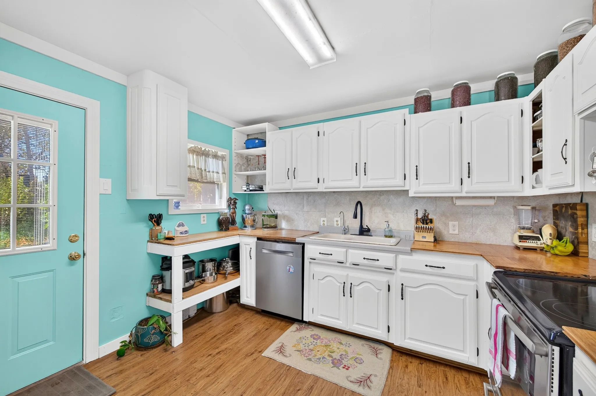 Single Family Residence For Sale in Dallas County , 3217 Trible Drive, Grand Prairie, Texas 75050, 2 Bedroom, 2 Bathroom, 5 Garage spaces, 1,200 Sqft, built in 1941, mls#21382691, Real Estate Agent in Grand Prairie, Homes For Sale in Dallas county, Homes For Sale in Grand Prairie, Realtor in Grand Prairie Texas, Real Estate Brokerage Independent Realty Texas, Luminita Cordes Realtor