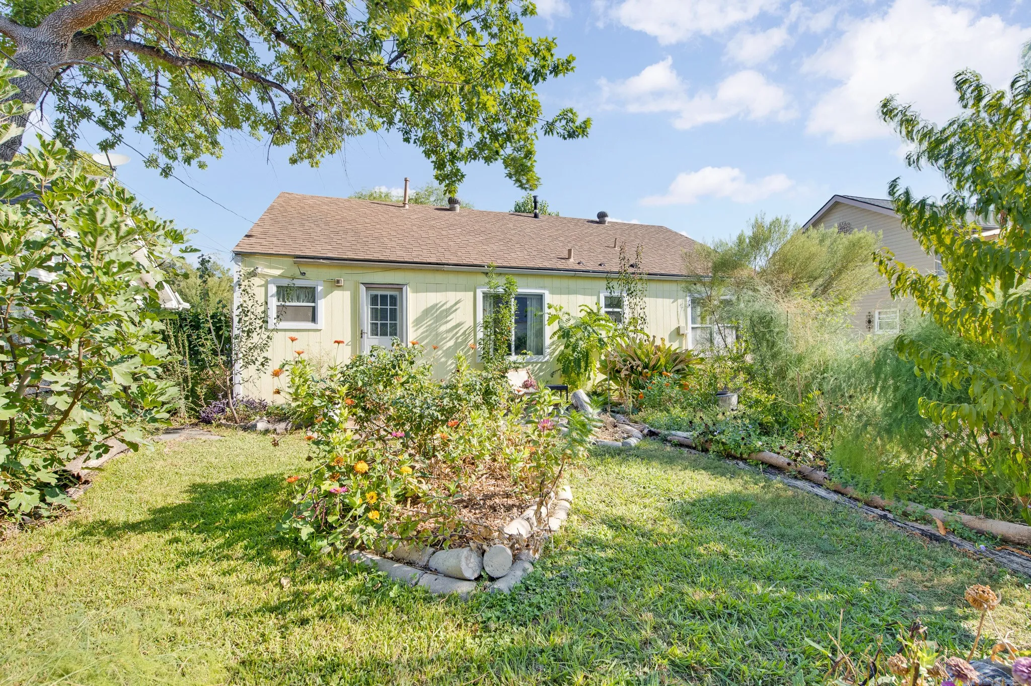 Single Family Residence For Sale in Dallas County , 3217 Trible Drive, Grand Prairie, Texas 75050, 2 Bedroom, 2 Bathroom, 5 Garage spaces, 1,200 Sqft, built in 1941, mls#21382691, Real Estate Agent in Grand Prairie, Homes For Sale in Dallas county, Homes For Sale in Grand Prairie, Realtor in Grand Prairie Texas, Real Estate Brokerage Independent Realty Texas, Luminita Cordes Realtor