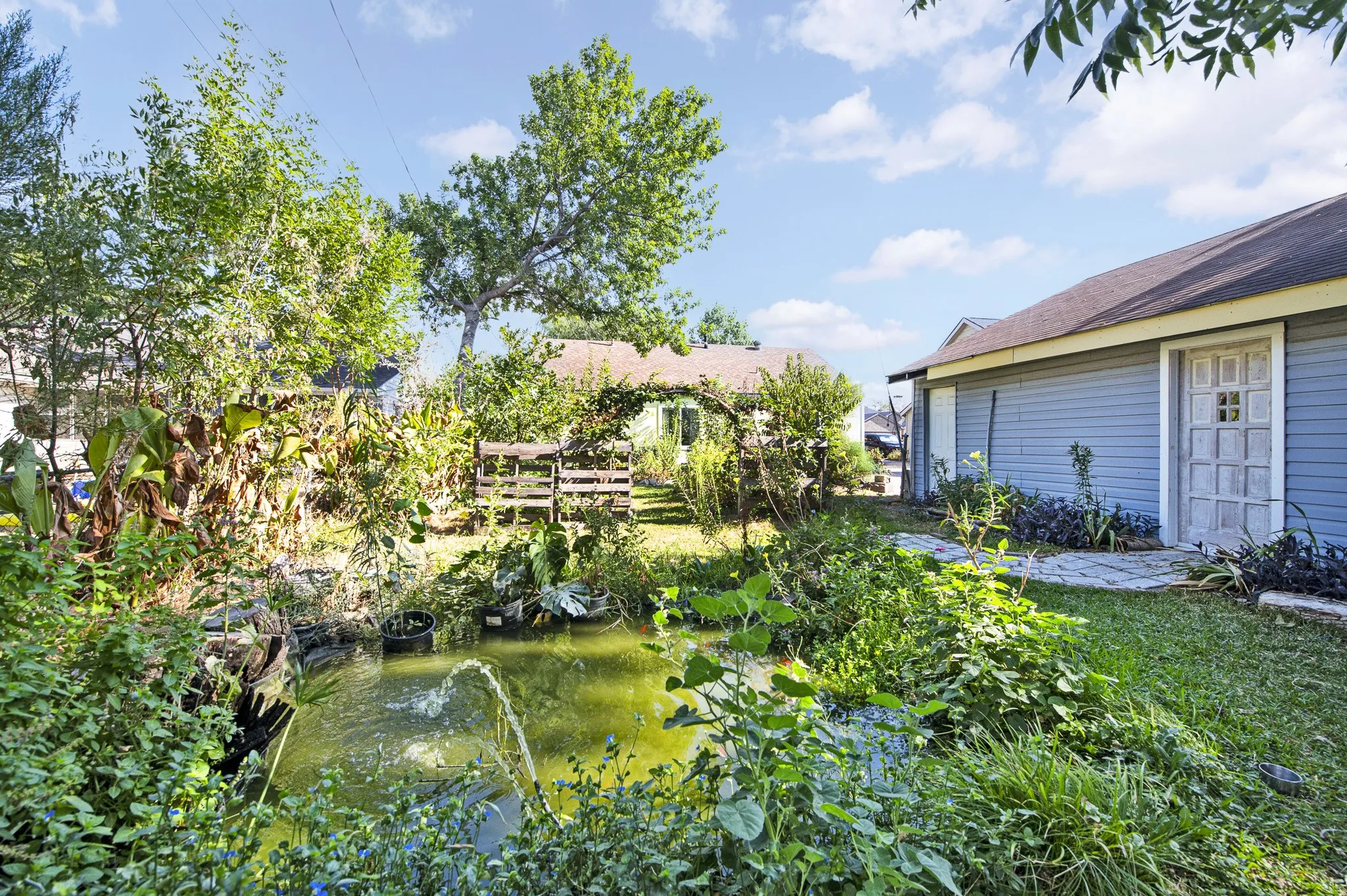 Single Family Residence For Sale in Dallas County , 3217 Trible Drive, Grand Prairie, Texas 75050, 2 Bedroom, 2 Bathroom, 5 Garage spaces, 1,200 Sqft, built in 1941, mls#21382691, Real Estate Agent in Grand Prairie, Homes For Sale in Dallas county, Homes For Sale in Grand Prairie, Realtor in Grand Prairie Texas, Real Estate Brokerage Independent Realty Texas, Luminita Cordes Realtor