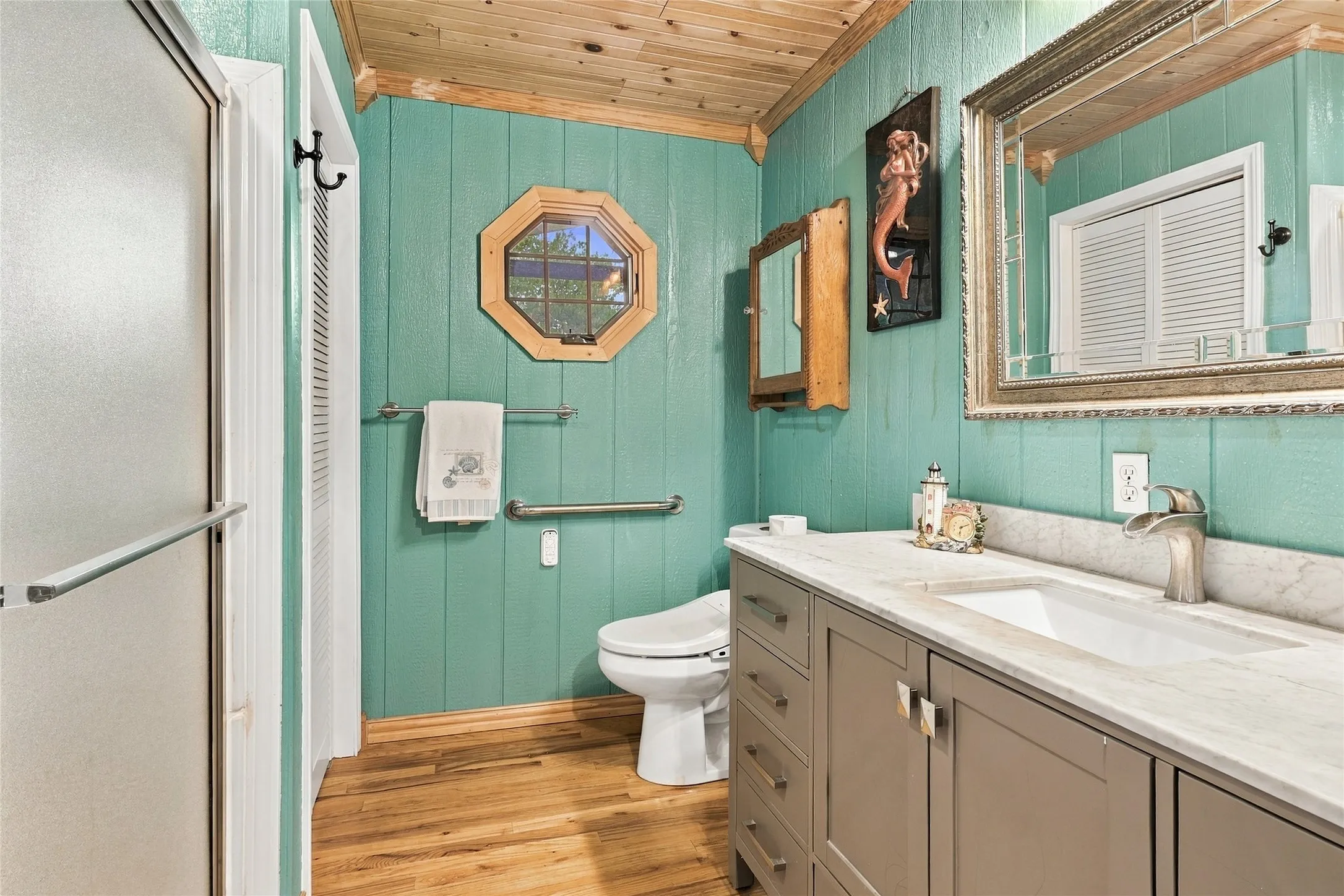 Wood-finish flooring with a slatted wood ceiling