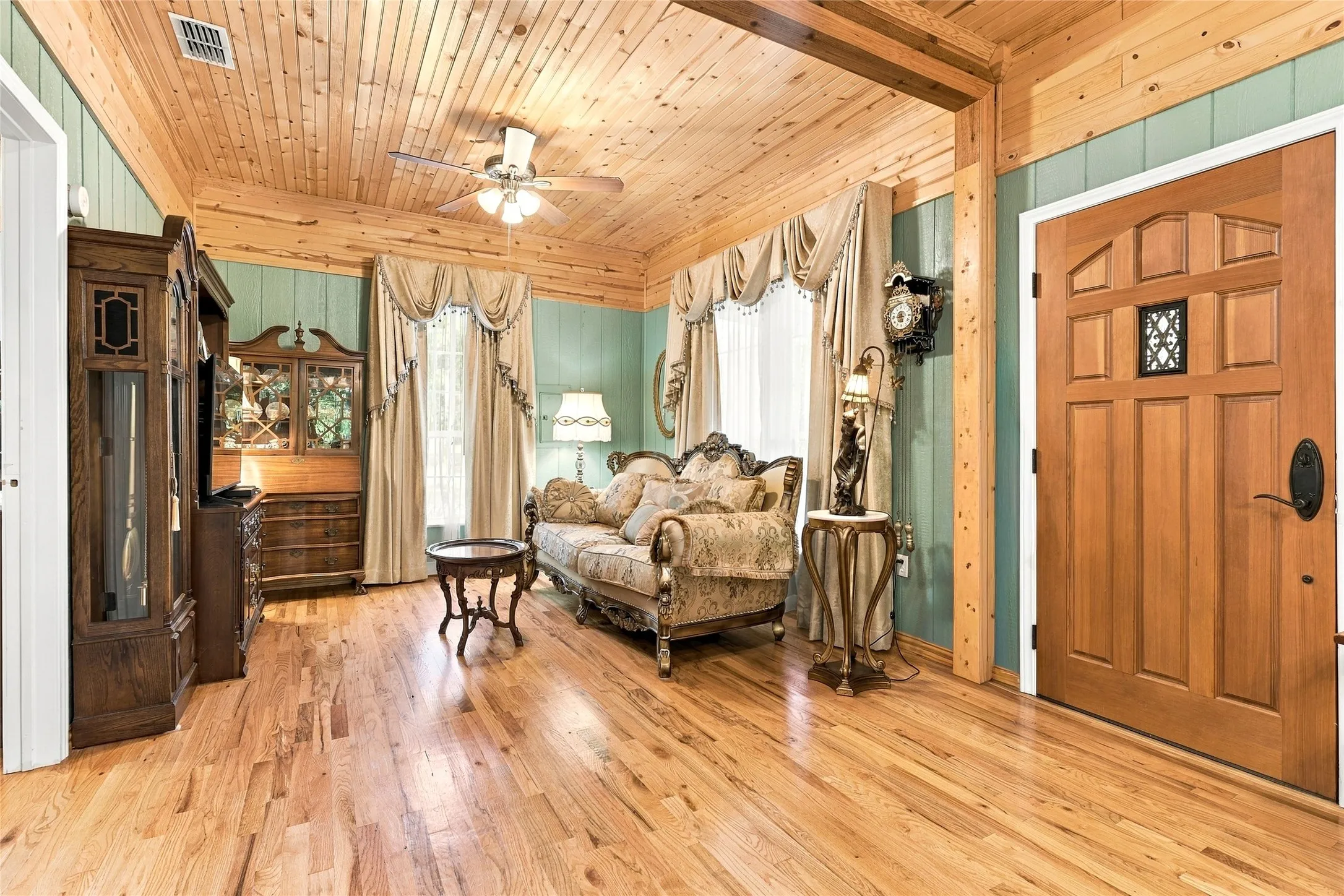 Single Family Residence For Sale in Hopkins County , 207 Commerce Street, Cumby, Texas 75433, 2 Bedroom, 1 Bathroom, Garage spaces, 1,055 Sqft, built in 1911, mls#21393957, Real Estate Agent in Cumby, Homes For Sale in Hopkins county, Homes For Sale in Cumby, Realtor in Cumby Texas, Real Estate Brokerage Independent Realty Texas, Luminita Cordes Realtor