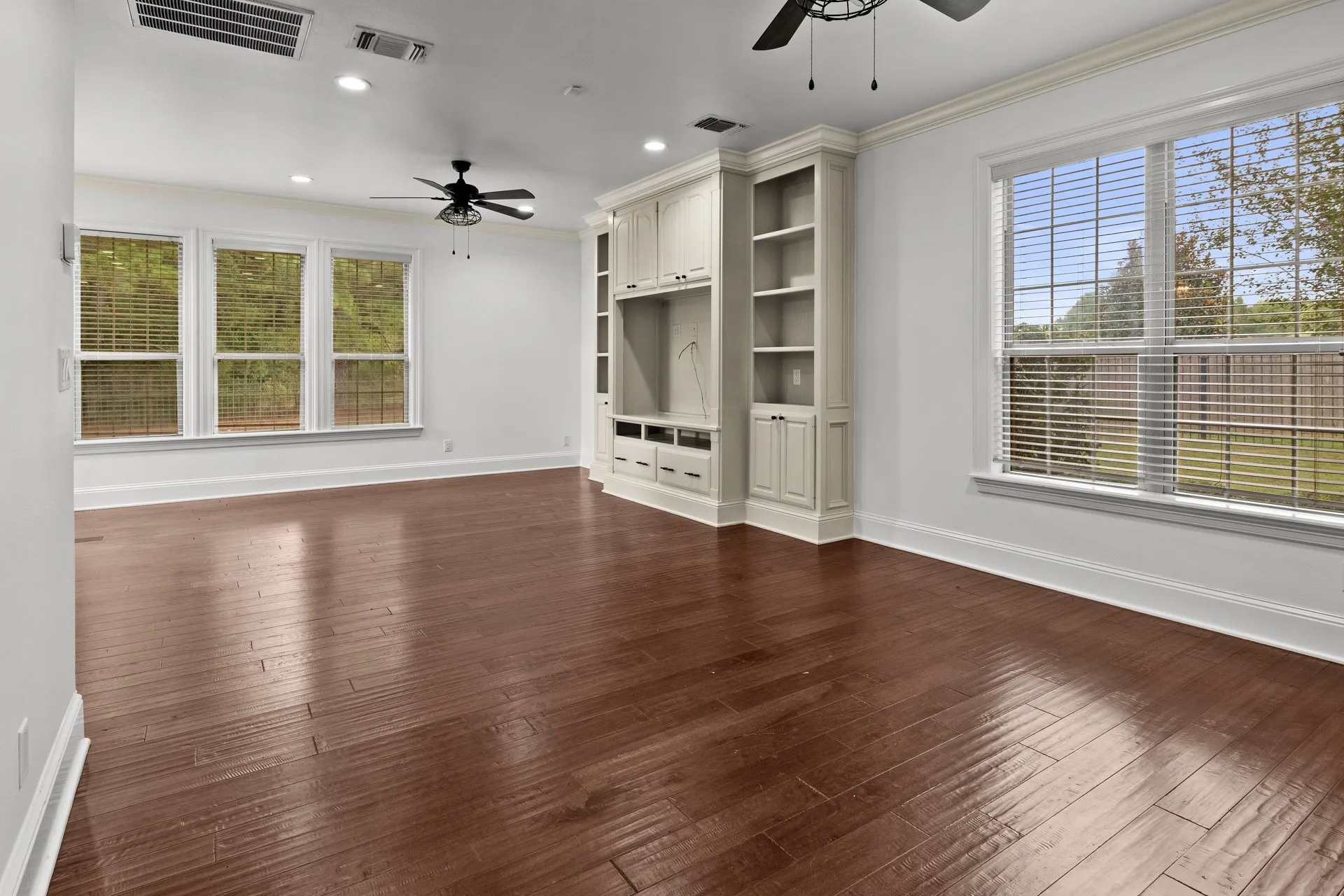 Single Family Residence For Sale in Titus County , 132 Private Road 4206, Mt Pleasant, Texas 75455, 4 Bedroom, 3 Bathroom, 2 Garage spaces, 3,051 Sqft, built in 2006, mls#21393979, Real Estate Agent in Mt Pleasant, Homes For Sale in Titus county, Homes For Sale in Mt Pleasant, Realtor in Mt Pleasant Texas, Real Estate Brokerage Independent Realty Texas, Luminita Cordes Realtor