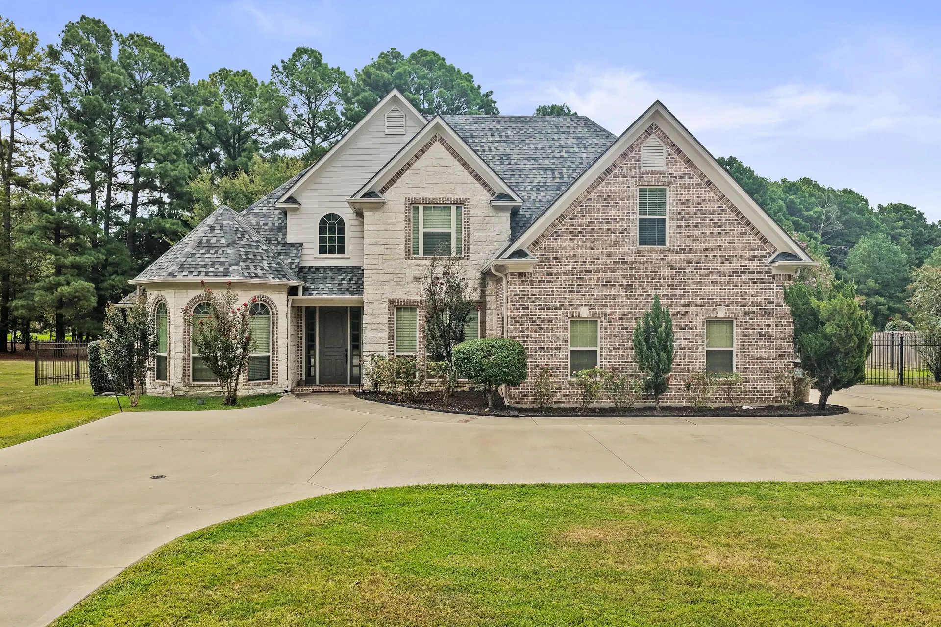 Single Family Residence For Sale in Titus County , 132 Private Road 4206, Mt Pleasant, Texas 75455, 4 Bedroom, 3 Bathroom, 2 Garage spaces, 3,051 Sqft, built in 2006, mls#21393979, Real Estate Agent in Mt Pleasant, Homes For Sale in Titus county, Homes For Sale in Mt Pleasant, Realtor in Mt Pleasant Texas, Real Estate Brokerage Independent Realty Texas, Luminita Cordes Realtor
