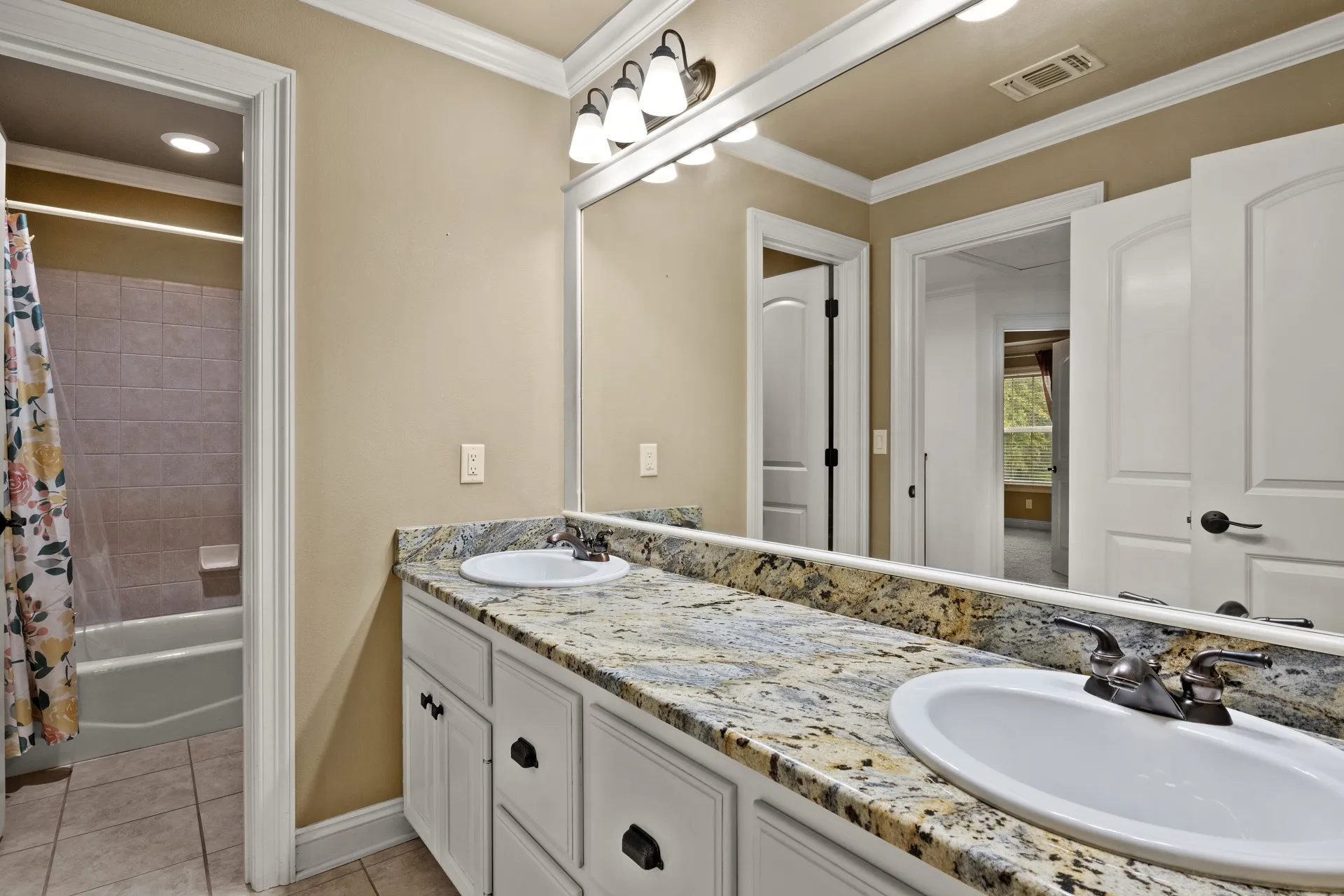 Single Family Residence For Sale in Titus County , 132 Private Road 4206, Mt Pleasant, Texas 75455, 4 Bedroom, 3 Bathroom, 2 Garage spaces, 3,051 Sqft, built in 2006, mls#21393979, Real Estate Agent in Mt Pleasant, Homes For Sale in Titus county, Homes For Sale in Mt Pleasant, Realtor in Mt Pleasant Texas, Real Estate Brokerage Independent Realty Texas, Luminita Cordes Realtor
