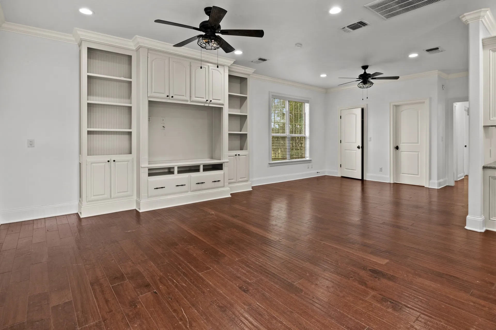 Single Family Residence For Sale in Titus County , 132 Private Road 4206, Mt Pleasant, Texas 75455, 4 Bedroom, 3 Bathroom, 2 Garage spaces, 3,051 Sqft, built in 2006, mls#21393979, Real Estate Agent in Mt Pleasant, Homes For Sale in Titus county, Homes For Sale in Mt Pleasant, Realtor in Mt Pleasant Texas, Real Estate Brokerage Independent Realty Texas, Luminita Cordes Realtor