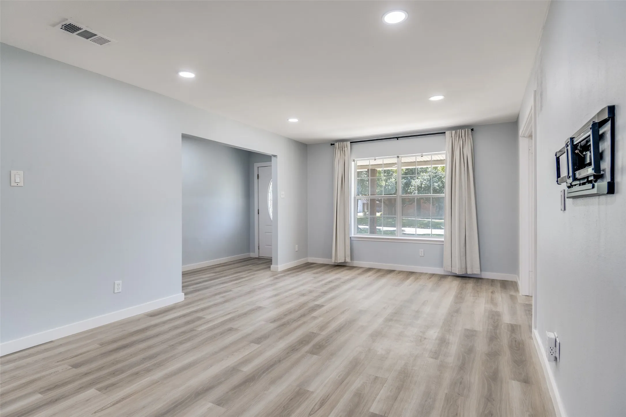Single Family Residence For Rent in Dallas County , 3647 Whitehall Drive, Dallas, Texas 75229, 3 Bedroom, 2 Bathroom, 2 Garage spaces, 1,890 Sqft, built in 1958, mls#21389865, Real Estate Agent in Dallas, Homes For Rent in Dallas county, Homes For Rent in Dallas, Realtor in Dallas Texas, Real Estate Brokerage Independent Realty Texas, Luminita Cordes Realtor