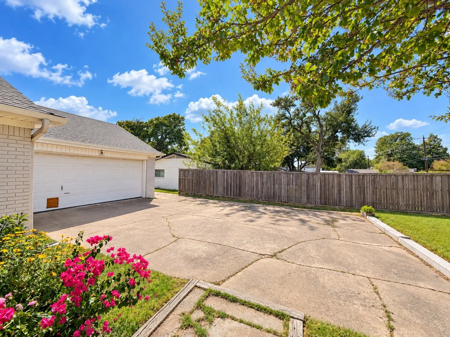 Single Family Residence For Rent in Dallas County , 3647 Whitehall Drive, Dallas, Texas 75229, 3 Bedroom, 2 Bathroom, 2 Garage spaces, 1,890 Sqft, built in 1958, mls#21389865, Real Estate Agent in Dallas, Homes For Rent in Dallas county, Homes For Rent in Dallas, Realtor in Dallas Texas, Real Estate Brokerage Independent Realty Texas, Luminita Cordes Realtor